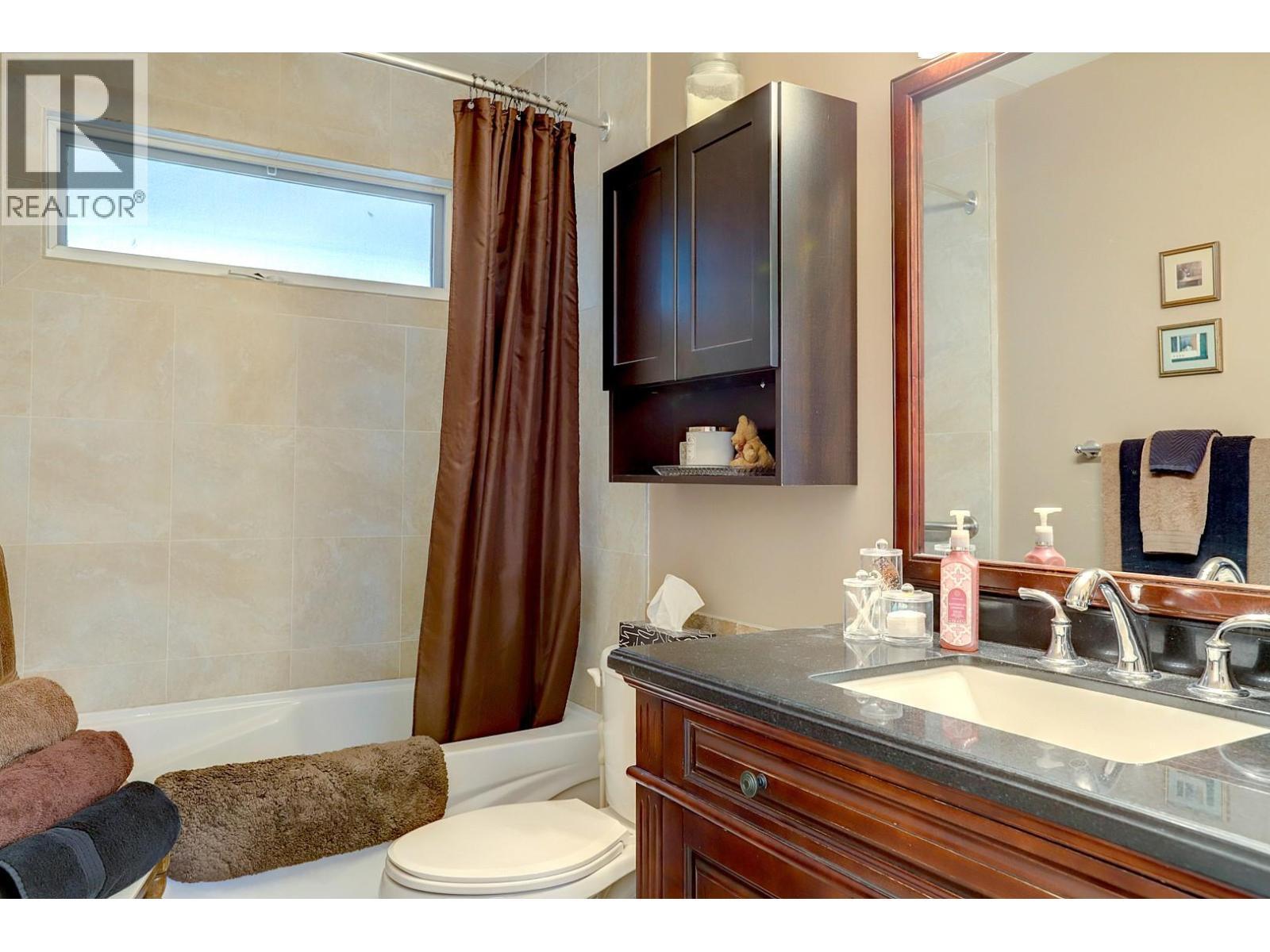 4712 Valleyview Place, Vernon, BC - Indoor Photo Showing Bathroom