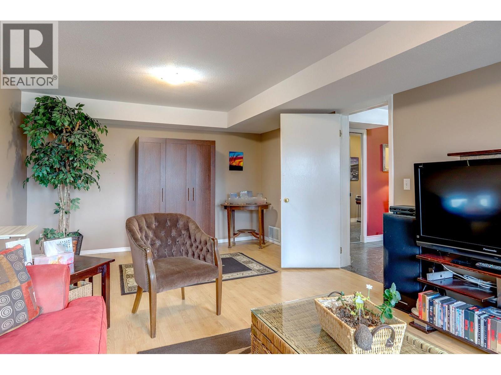4712 Valleyview Place, Vernon, BC - Indoor Photo Showing Living Room