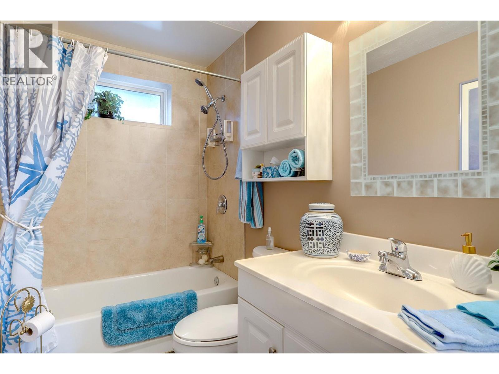4712 Valleyview Place, Vernon, BC - Indoor Photo Showing Bathroom