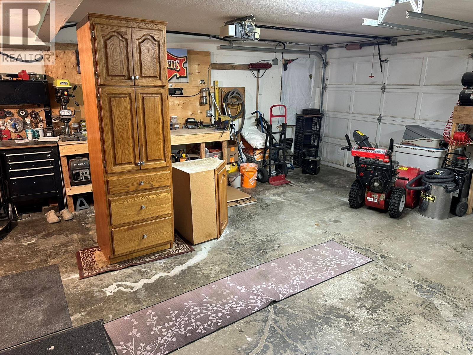 4712 Valleyview Place, Vernon, BC - Indoor Photo Showing Garage