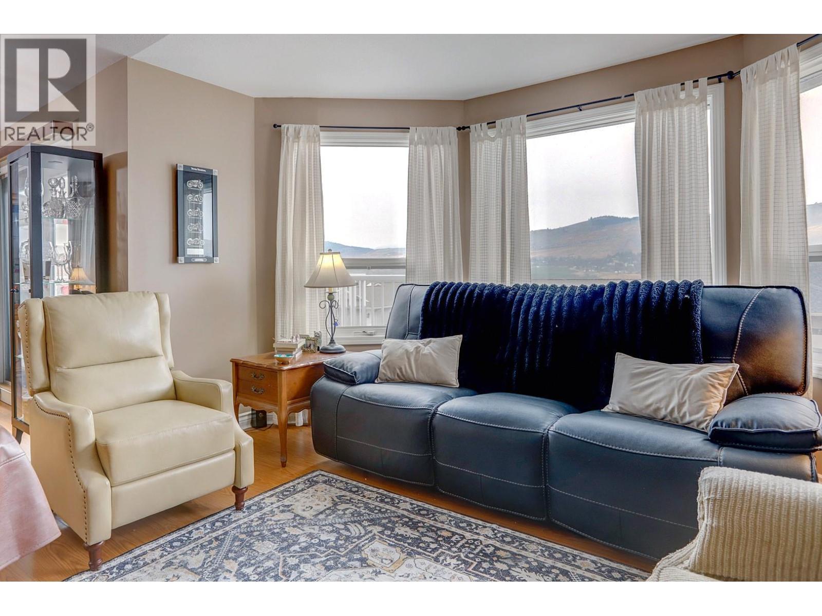 4712 Valleyview Place, Vernon, BC - Indoor Photo Showing Living Room