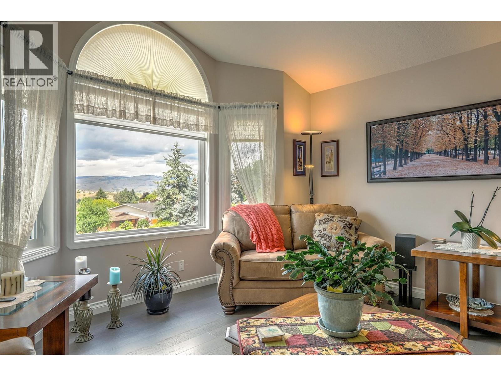 8905 Orchard Ridge Drive, Coldstream, BC - Indoor Photo Showing Living Room