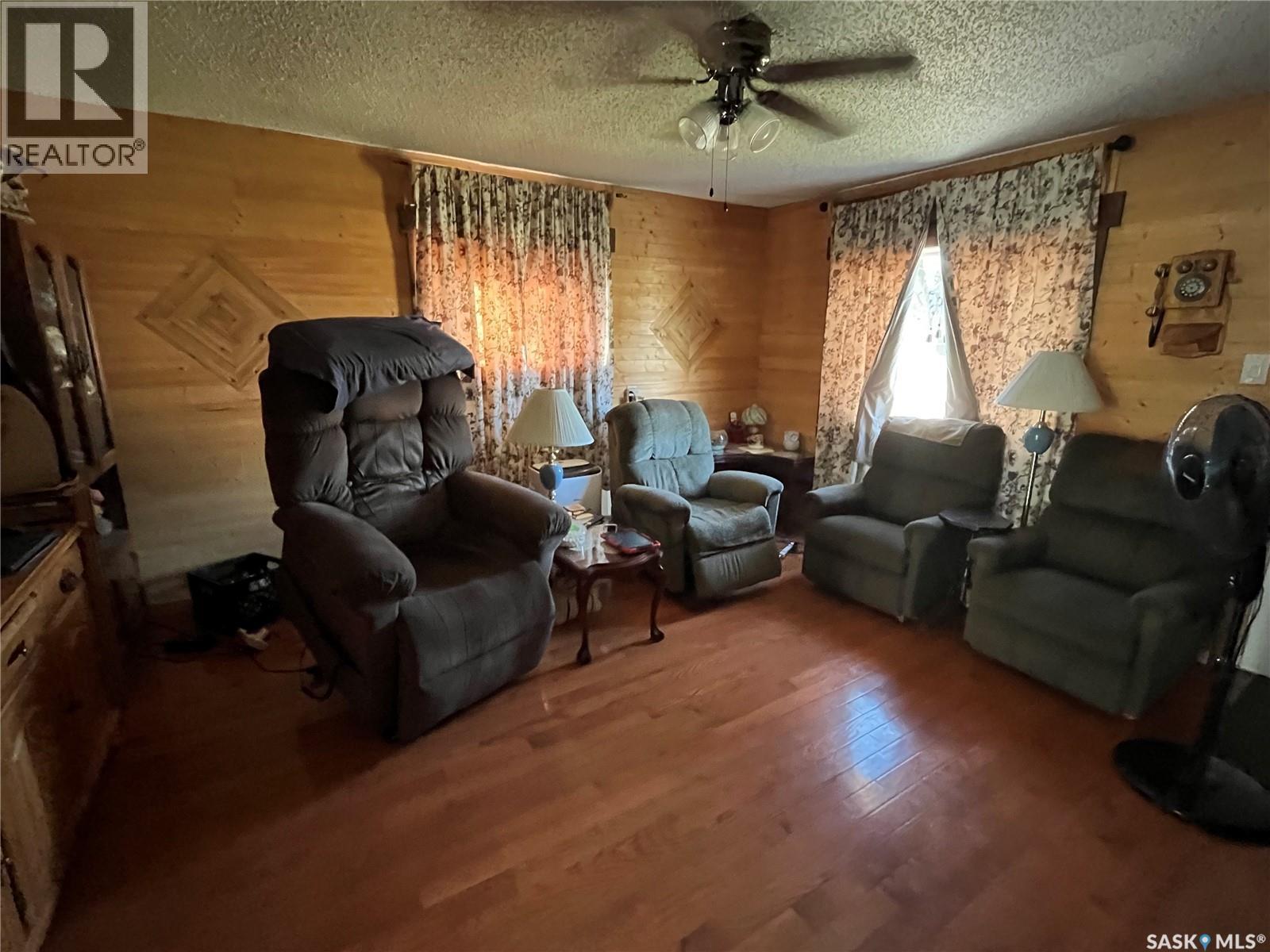 217 Broadway Street, Foam Lake, SK - Indoor Photo Showing Living Room