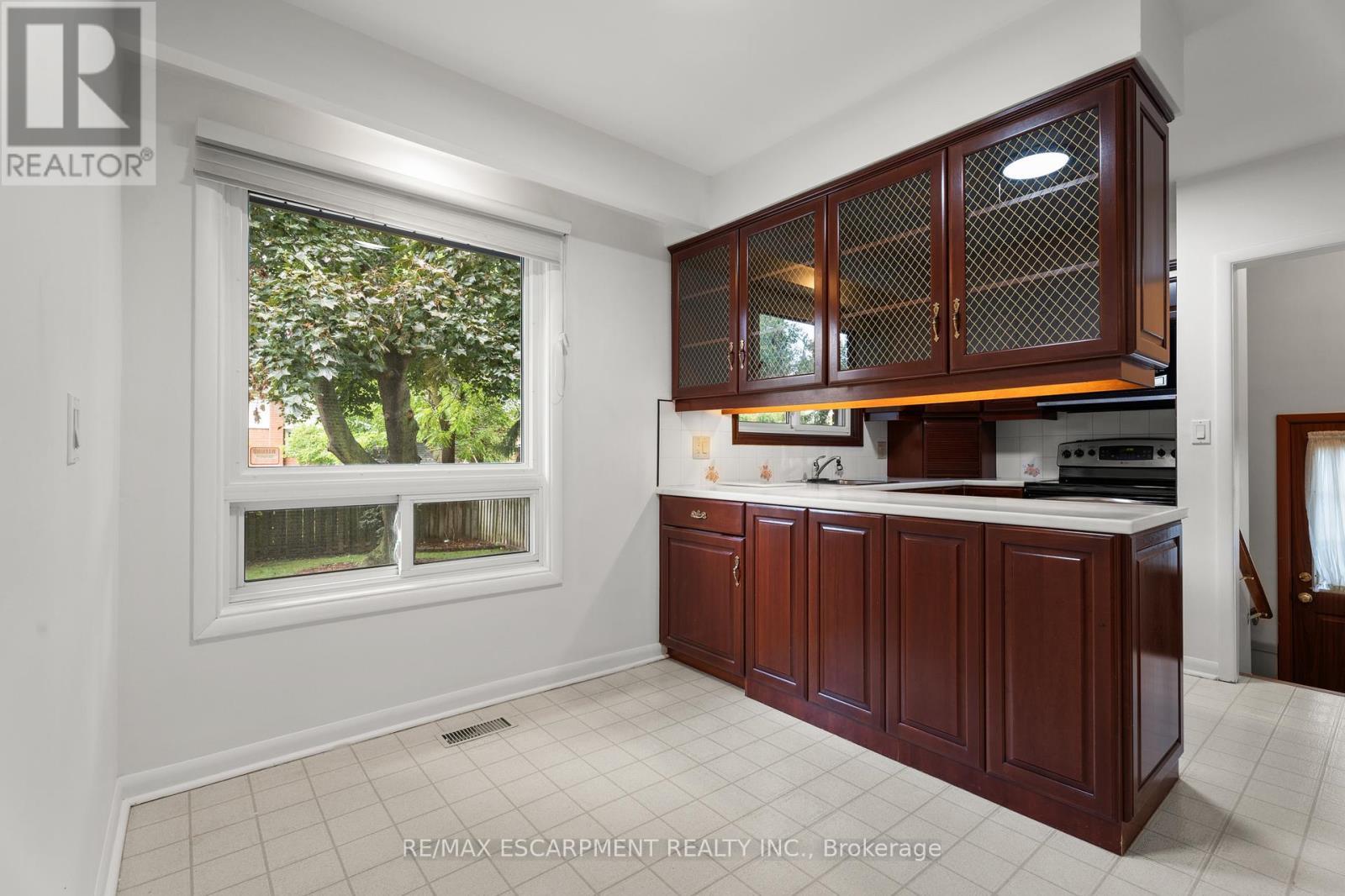 98 Laurier Avenue, Hamilton, ON - Indoor Photo Showing Kitchen