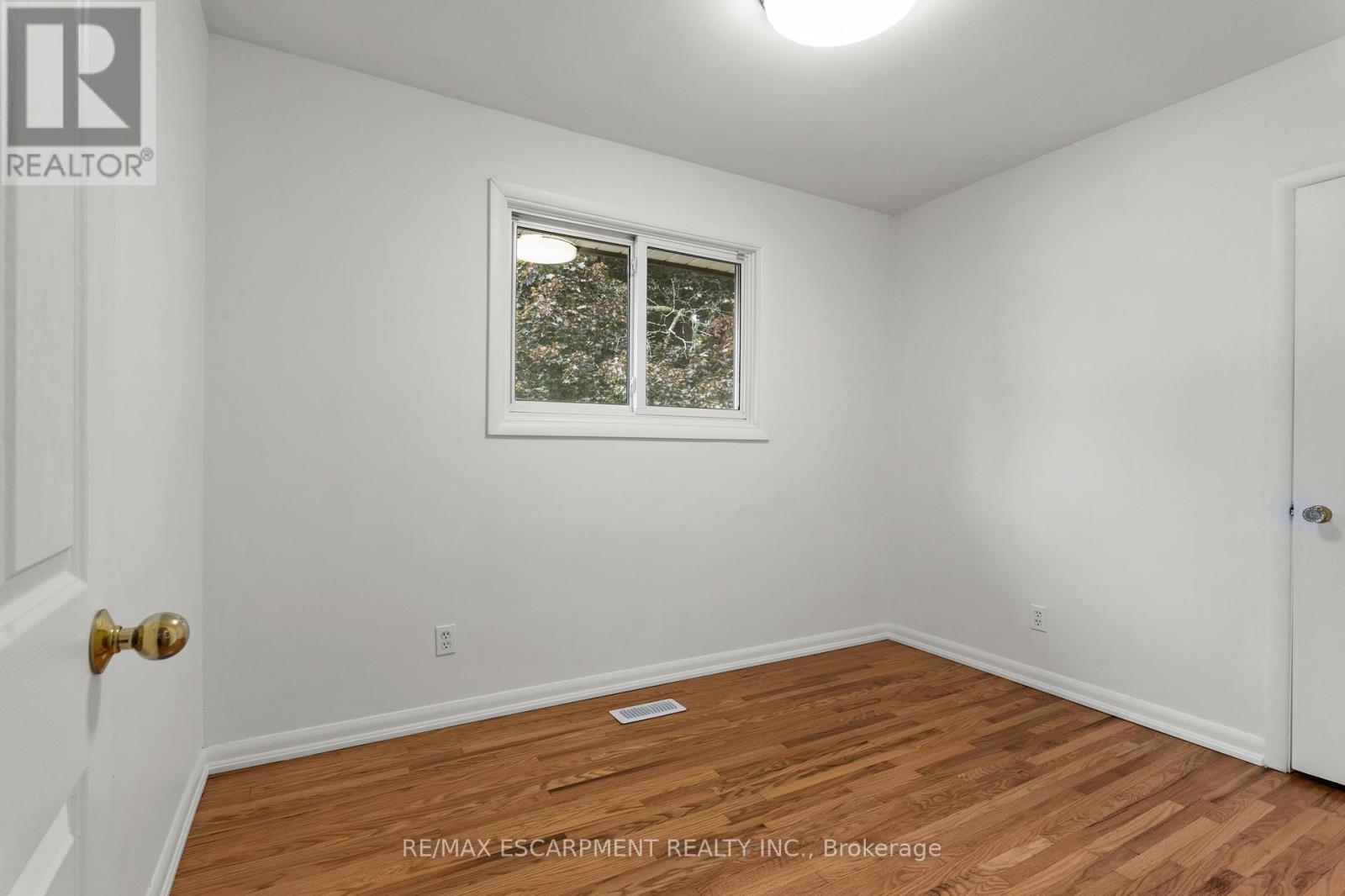 98 Laurier Avenue, Hamilton, ON - Indoor Photo Showing Other Room