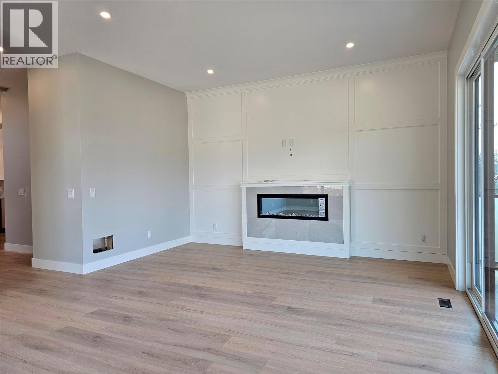 757 Barnaby Road Unit# 3, Kelowna, BC - Indoor With Fireplace
