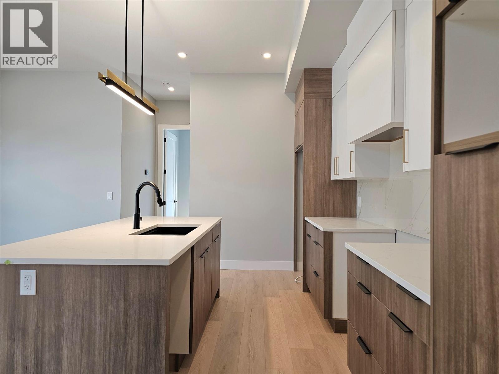 757 Barnaby Road Unit# 3, Kelowna, BC - Indoor Photo Showing Kitchen