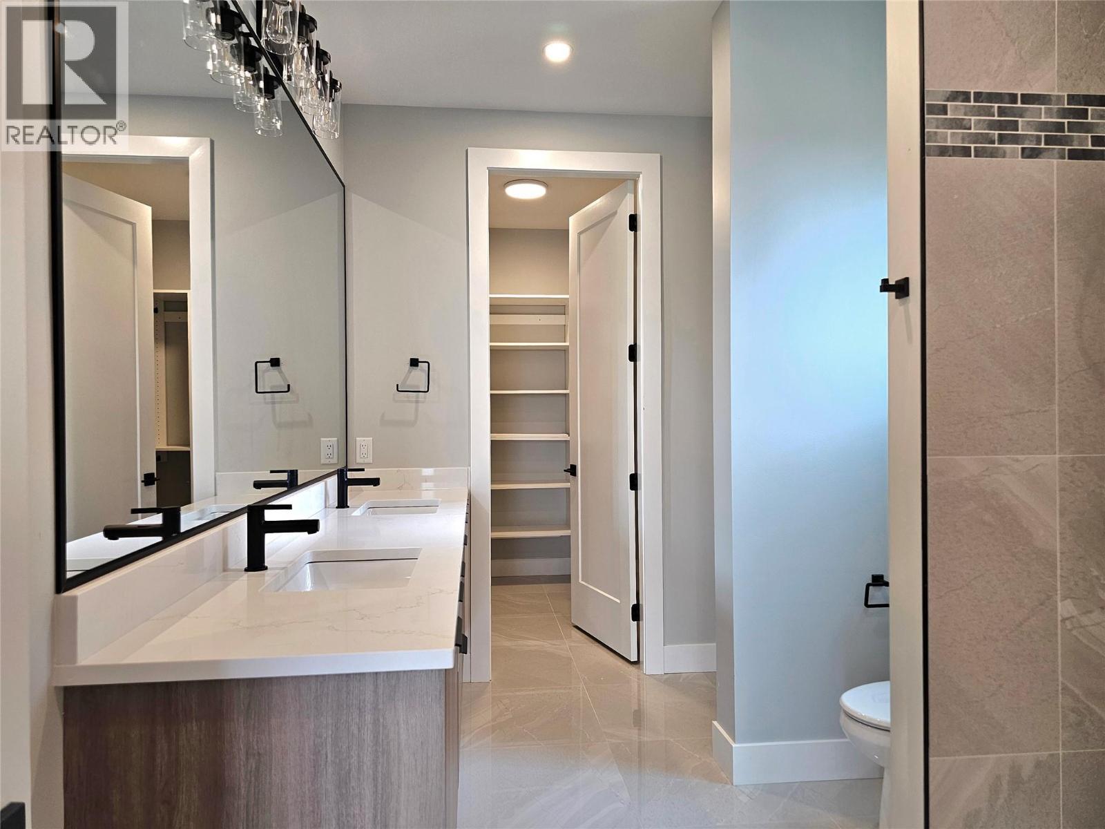 757 Barnaby Road Unit# 3, Kelowna, BC - Indoor Photo Showing Bathroom