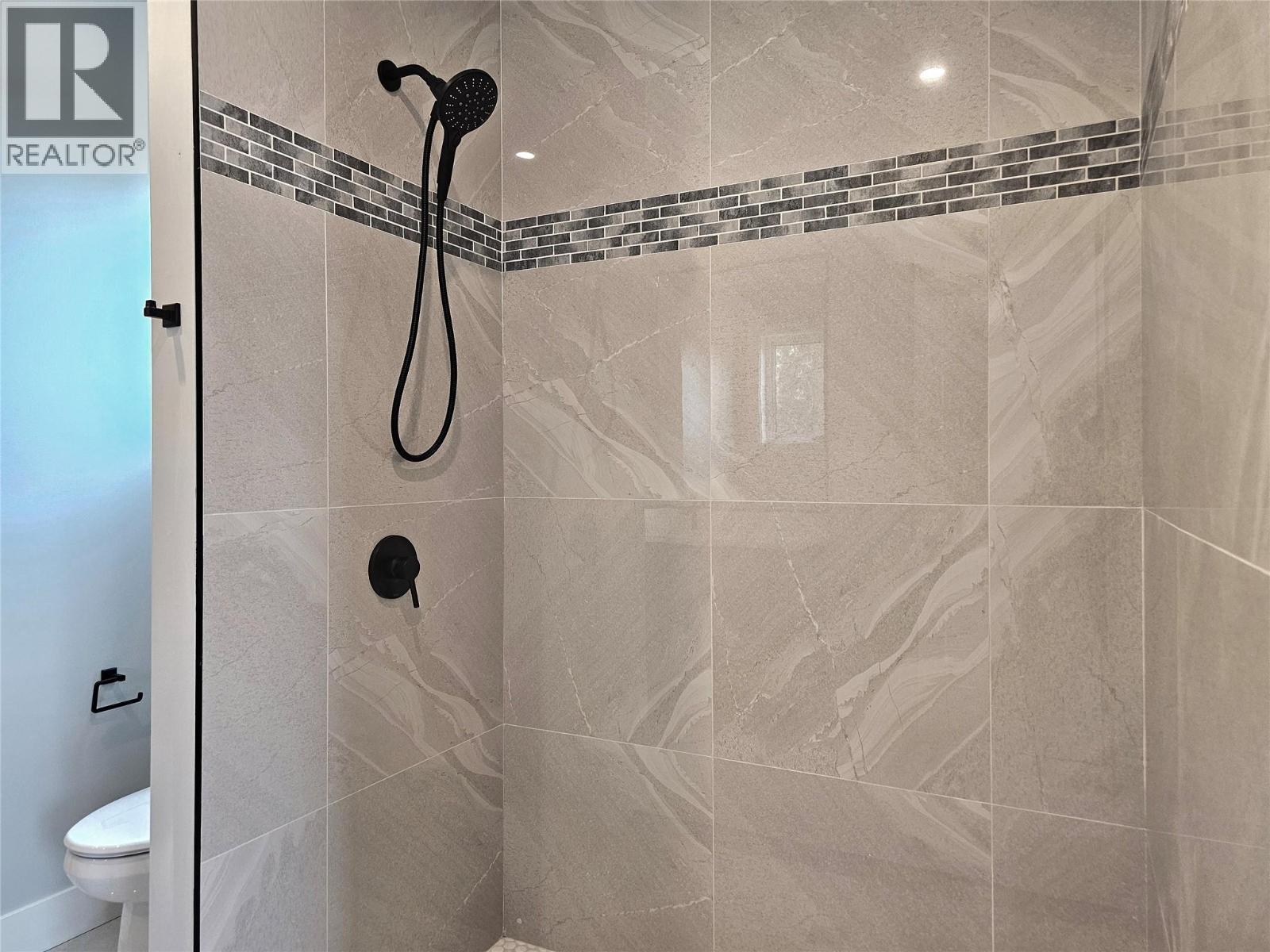 757 Barnaby Road Unit# 3, Kelowna, BC - Indoor Photo Showing Bathroom