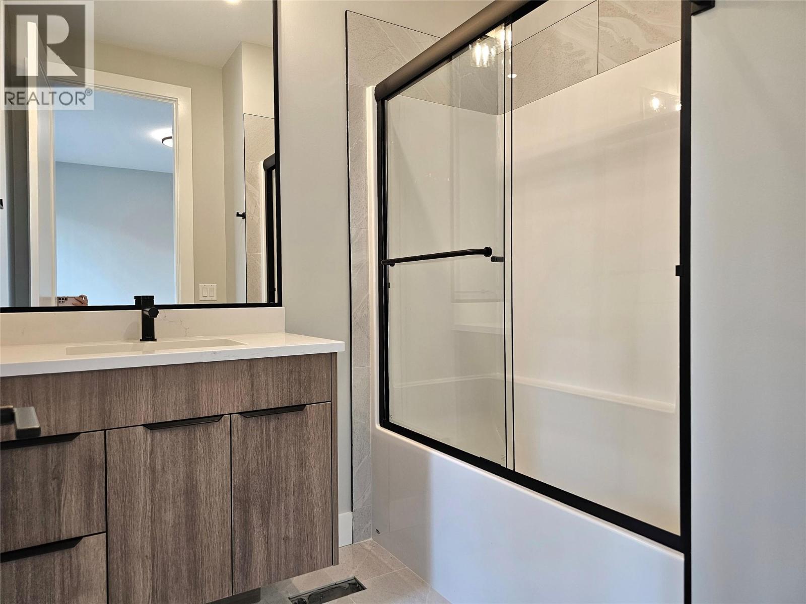 757 Barnaby Road Unit# 3, Kelowna, BC - Indoor Photo Showing Bathroom