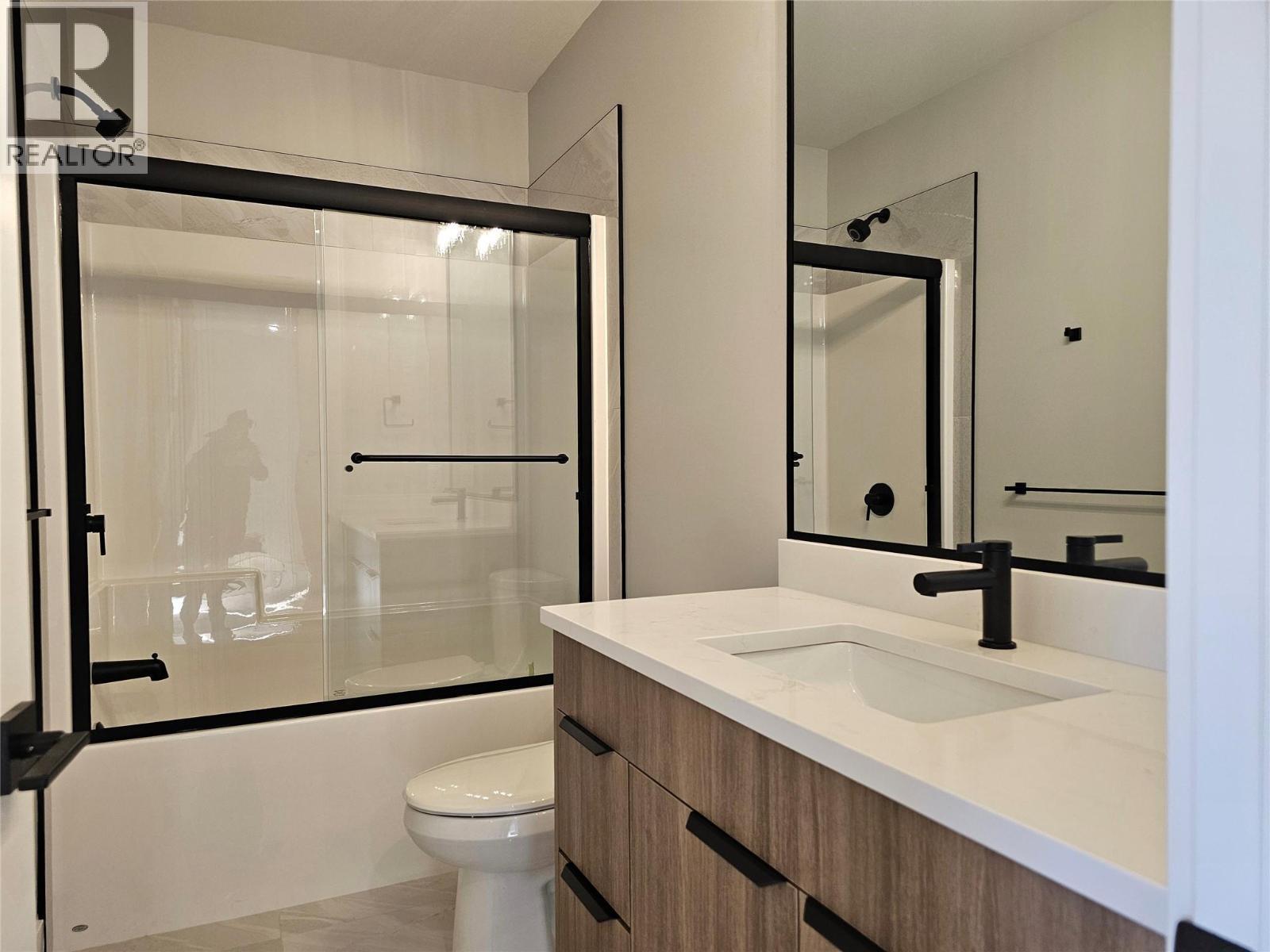 757 Barnaby Road Unit# 3, Kelowna, BC - Indoor Photo Showing Bathroom