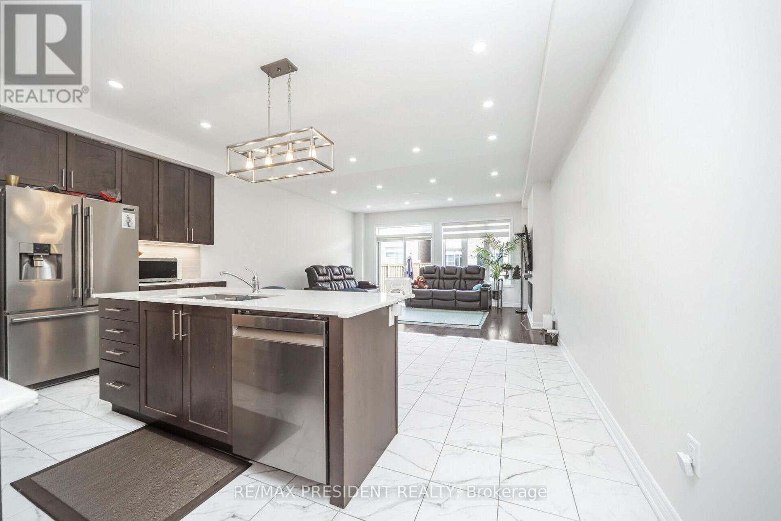25 Adventura Road, Brampton, ON - Indoor Photo Showing Kitchen With Upgraded Kitchen