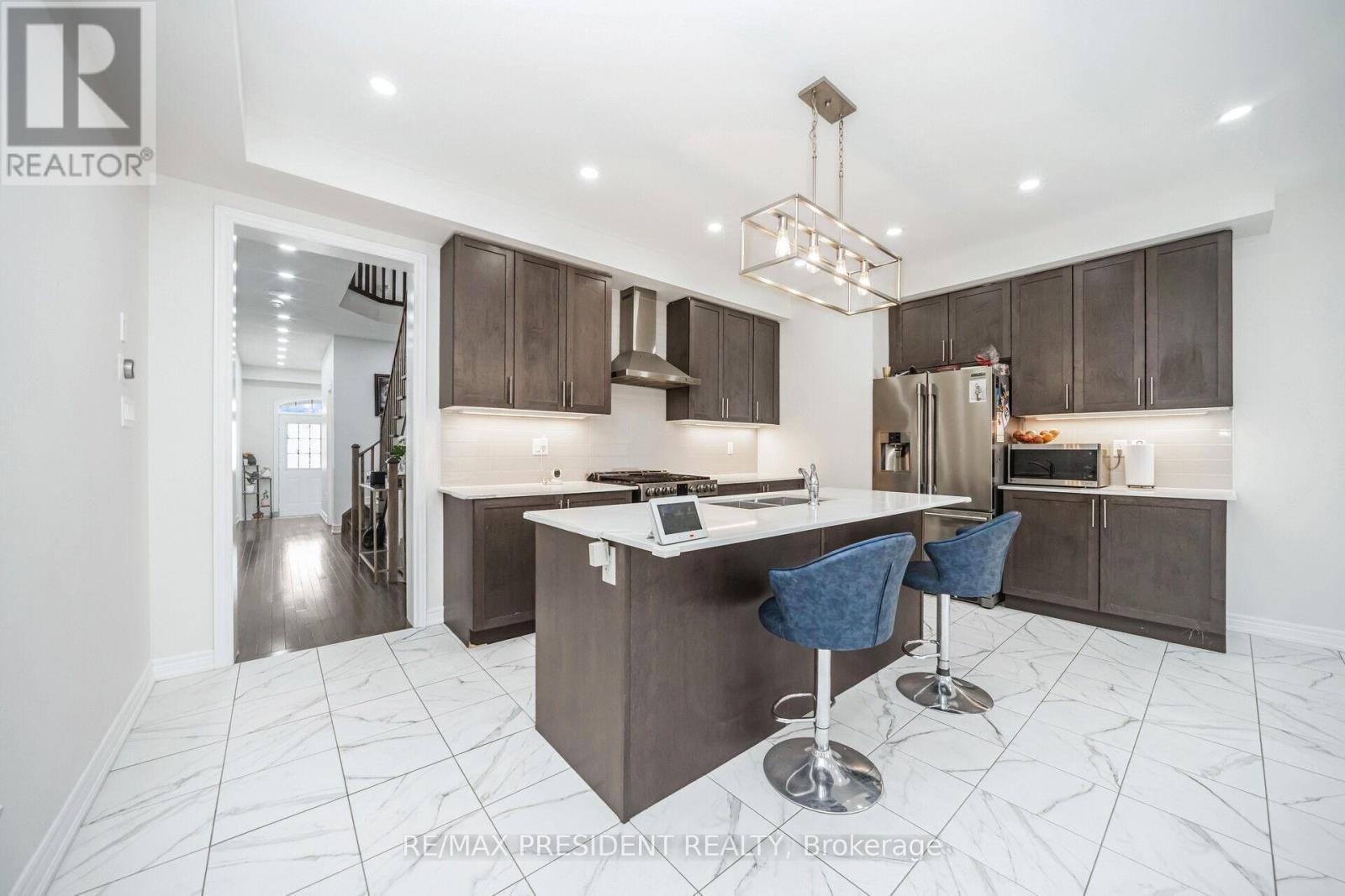 25 Adventura Road, Brampton, ON - Indoor Photo Showing Kitchen With Upgraded Kitchen
