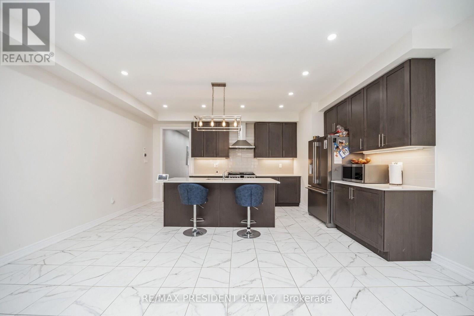 25 Adventura Road, Brampton, ON - Indoor Photo Showing Kitchen With Upgraded Kitchen