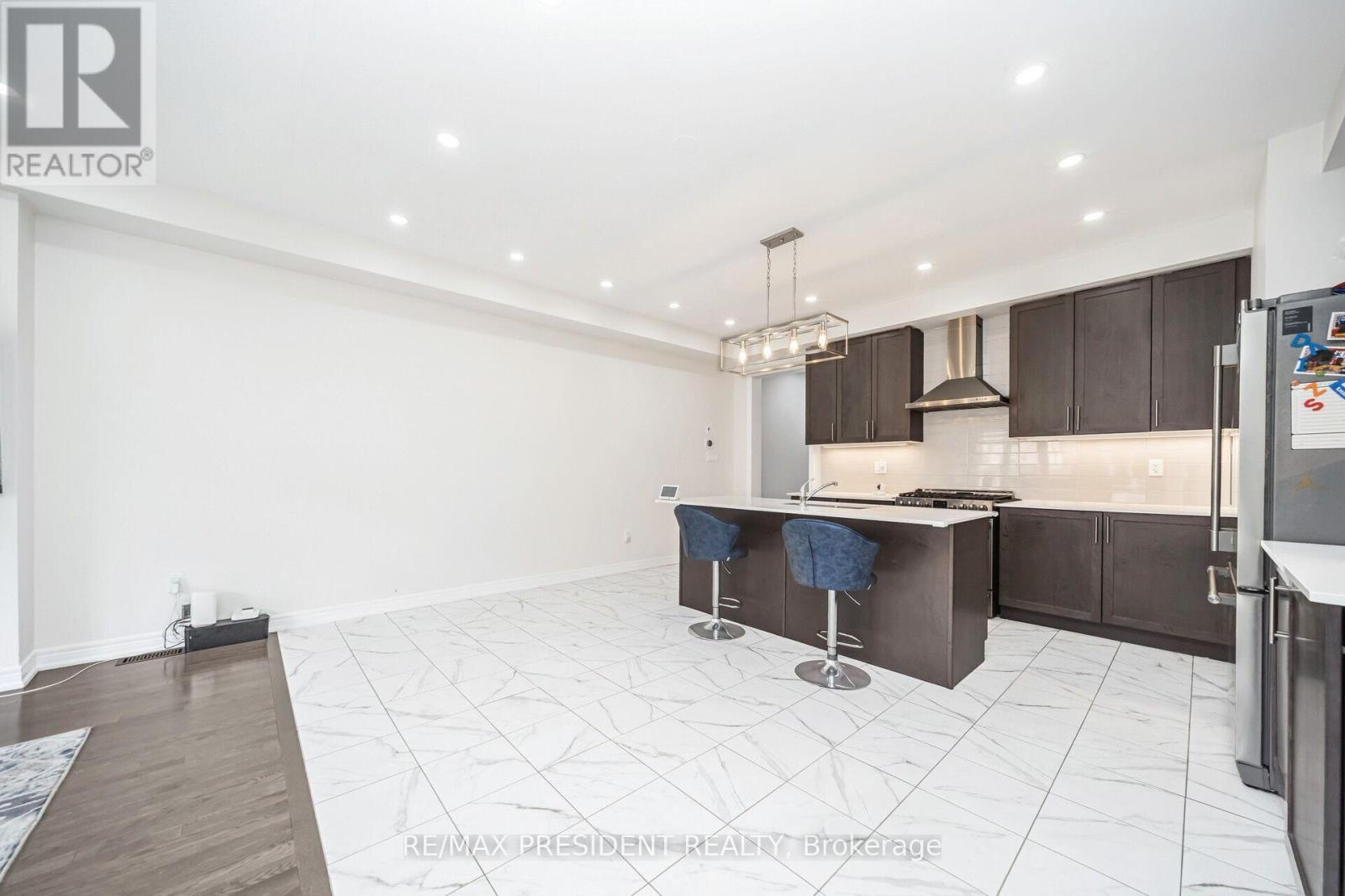 25 Adventura Road, Brampton, ON - Indoor Photo Showing Kitchen With Upgraded Kitchen