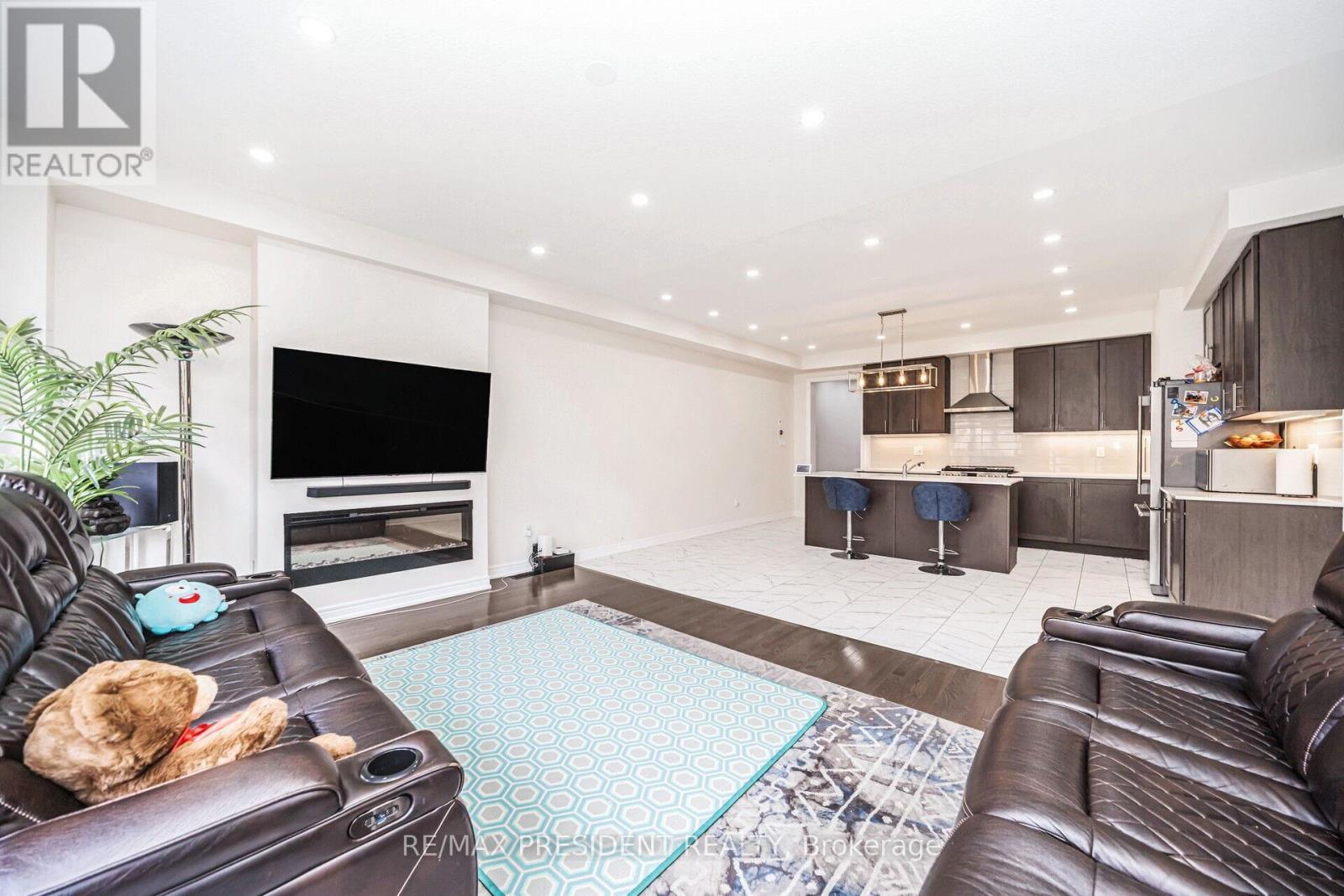 25 Adventura Road, Brampton, ON - Indoor Photo Showing Living Room