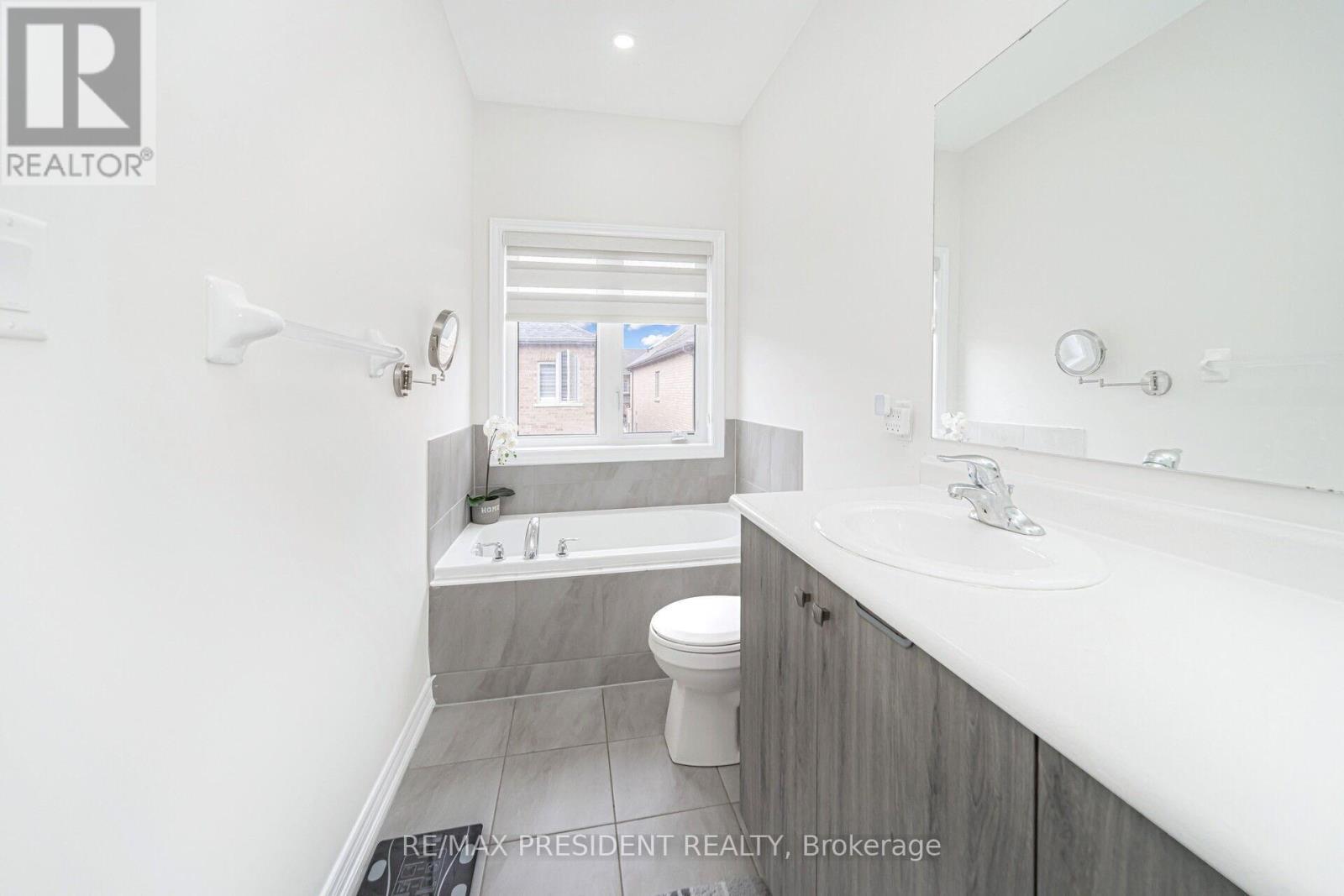 25 Adventura Road, Brampton, ON - Indoor Photo Showing Bathroom