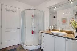 Salle de bains attenante à la CCP -