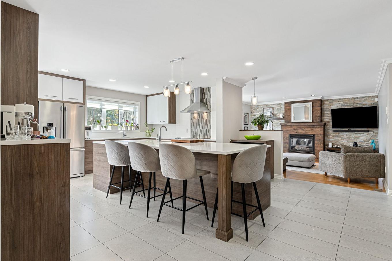 Cuisine - 314 Rue De Gascogne, Boucherville, QC - Indoor Photo Showing Dining Room With Fireplace