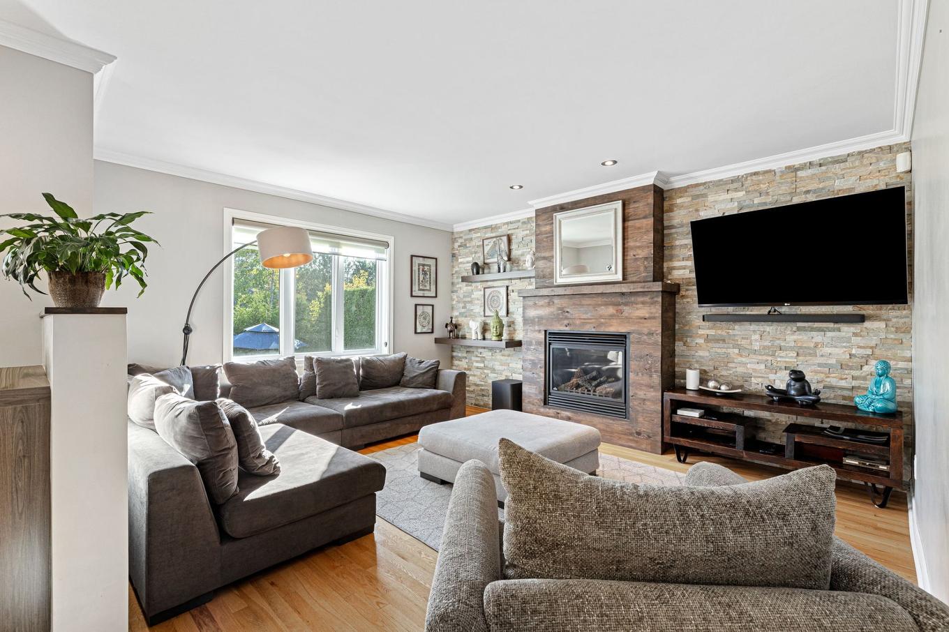 Salle familiale - 314 Rue De Gascogne, Boucherville, QC - Indoor Photo Showing Living Room With Fireplace