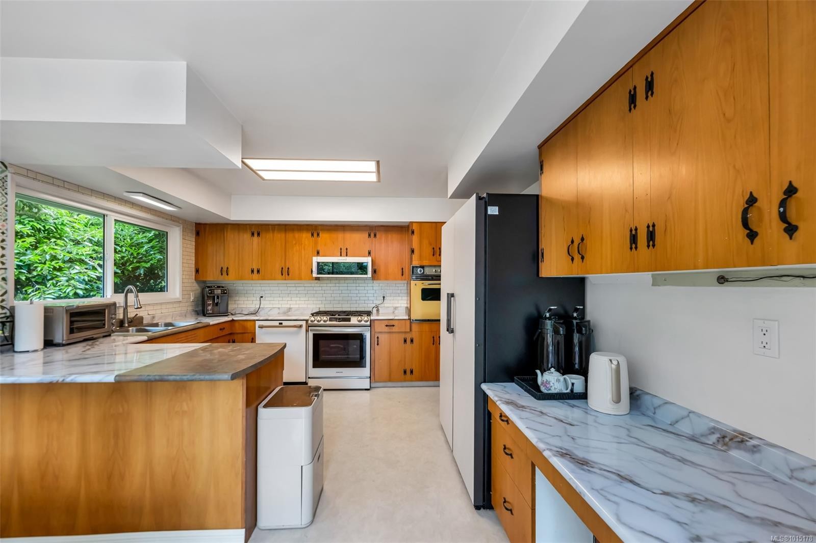 1935 San Juan Ave, Saanich, BC