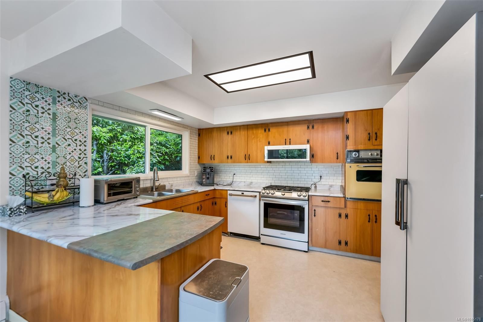 1935 San Juan Ave, Saanich, BC