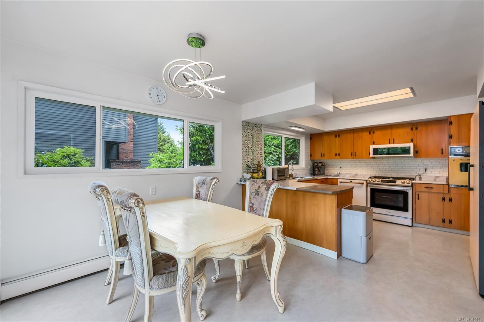 1935 San Juan Ave, Saanich, BC