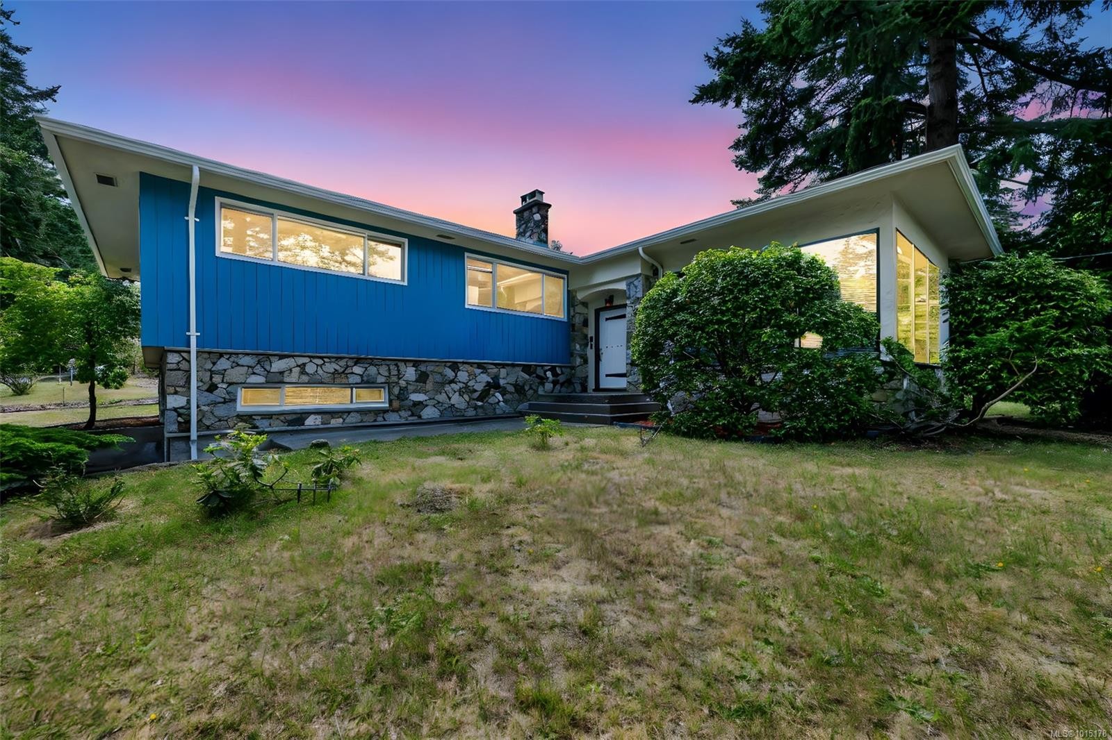 1935 San Juan Ave, Saanich, BC