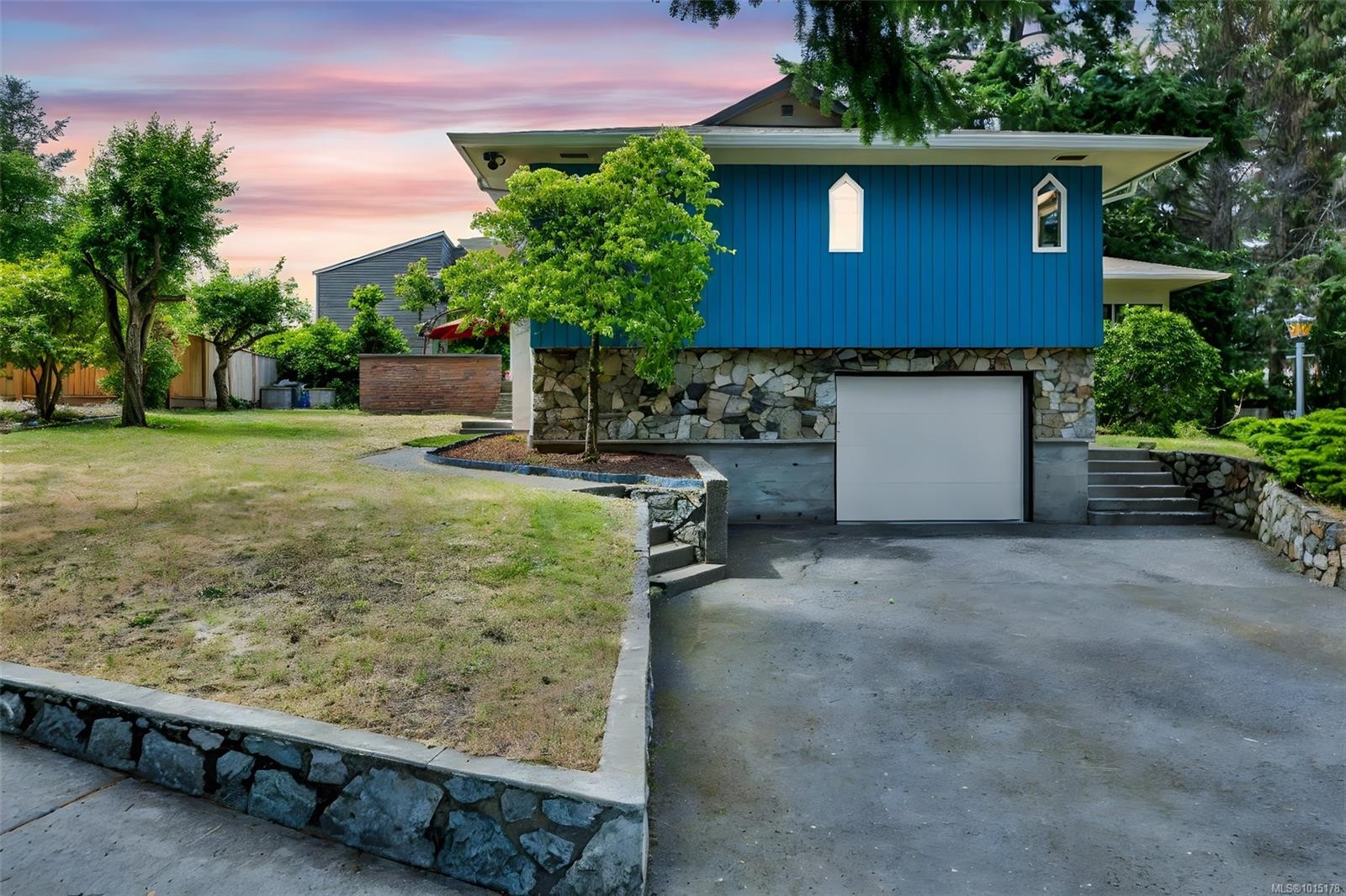 1935 San Juan Ave, Saanich, BC