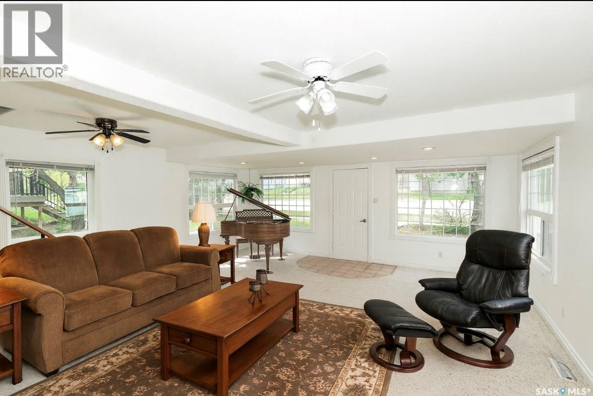 632 Saskatchewan Avenue, Kerrobert, SK - Indoor Photo Showing Living Room