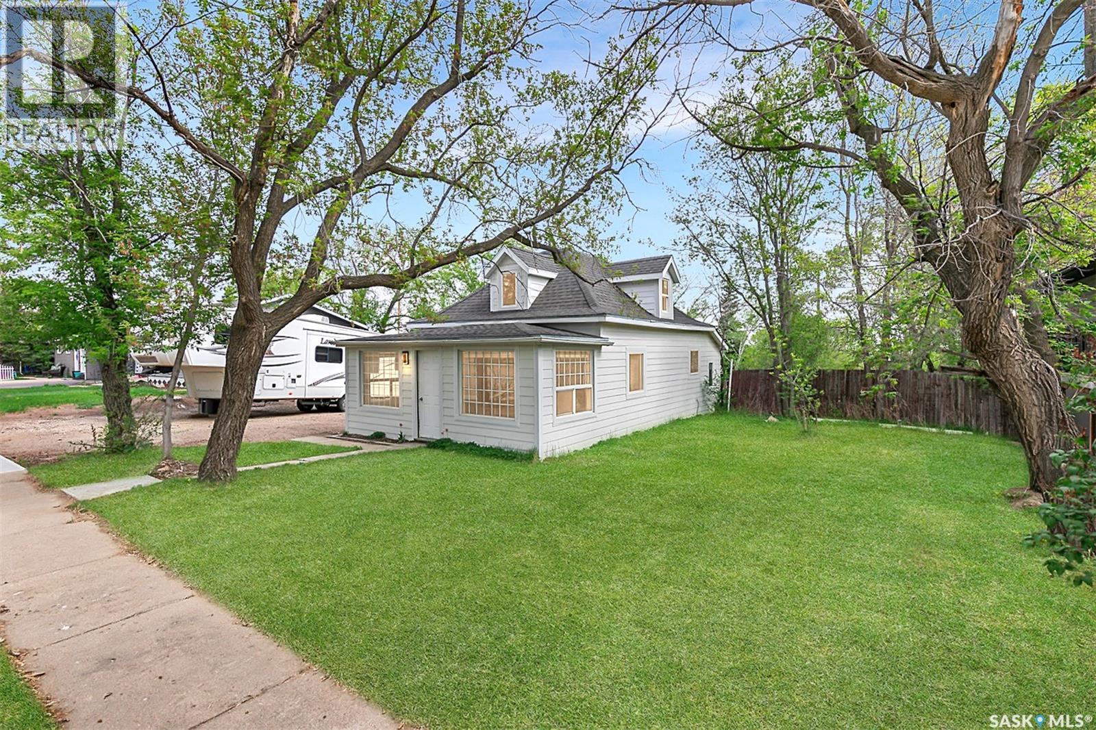 632 Saskatchewan Avenue, Kerrobert, SK - Outdoor
