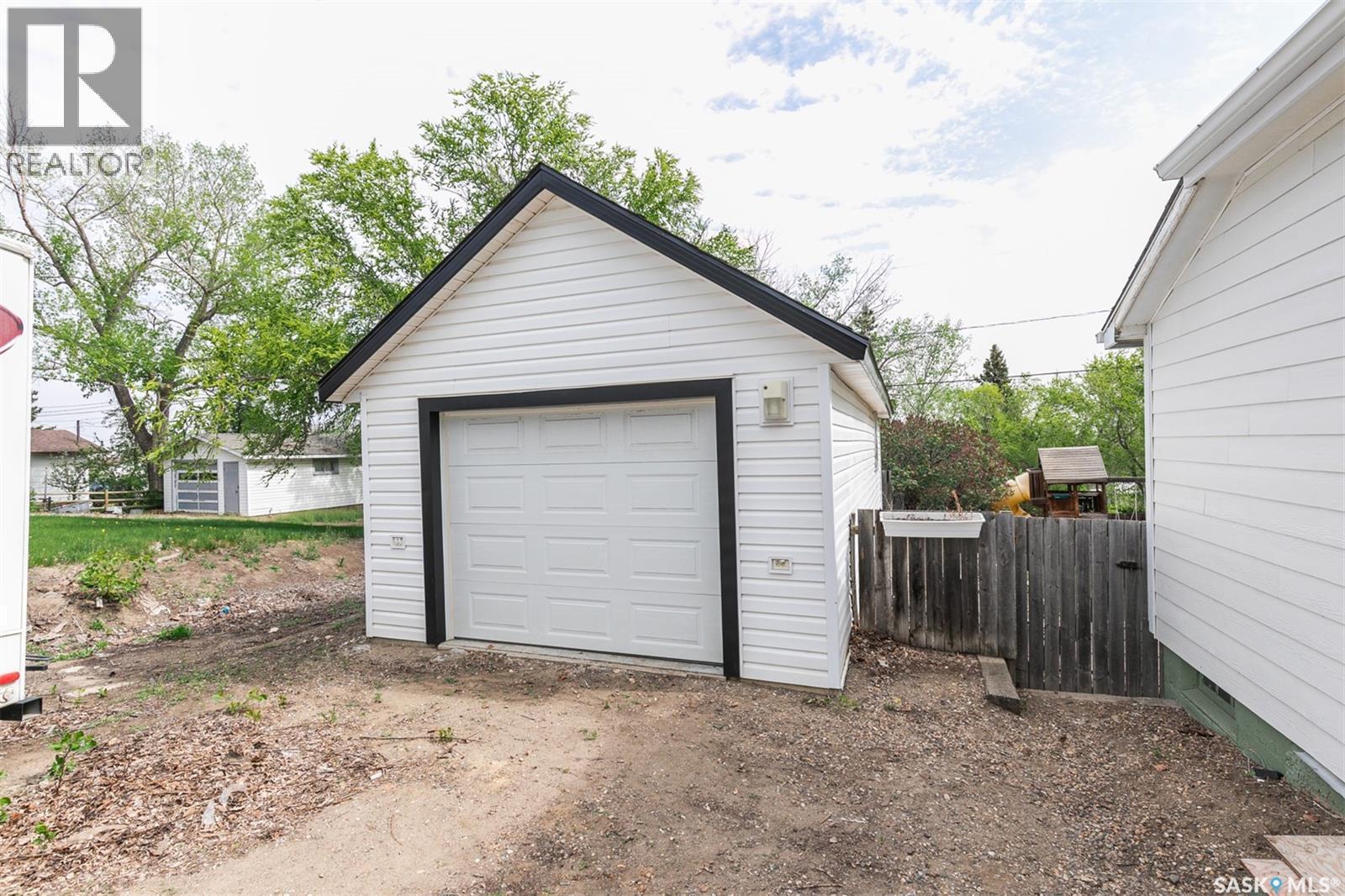 632 Saskatchewan Avenue, Kerrobert, SK - Outdoor With Exterior