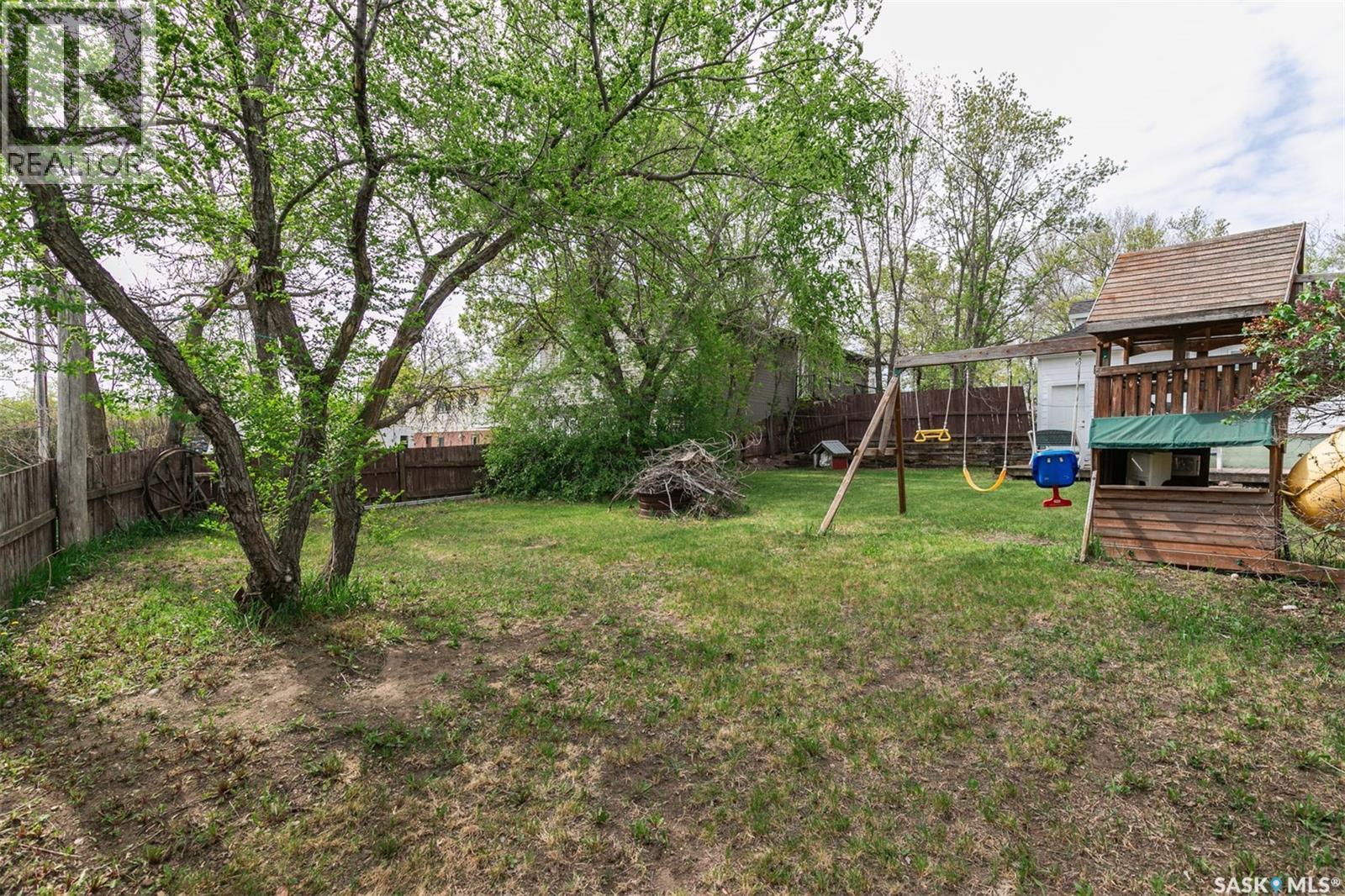 632 Saskatchewan Avenue, Kerrobert, SK - Outdoor