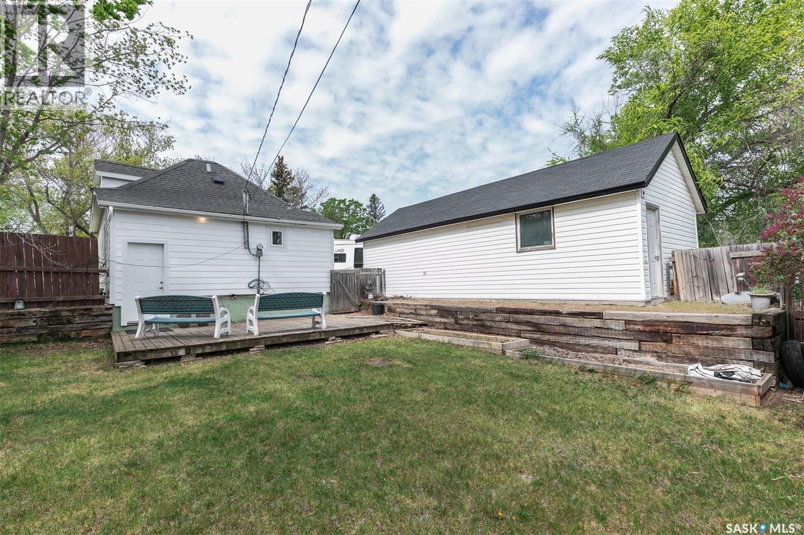 632 Saskatchewan Avenue, Kerrobert, SK - Outdoor With Deck Patio Veranda