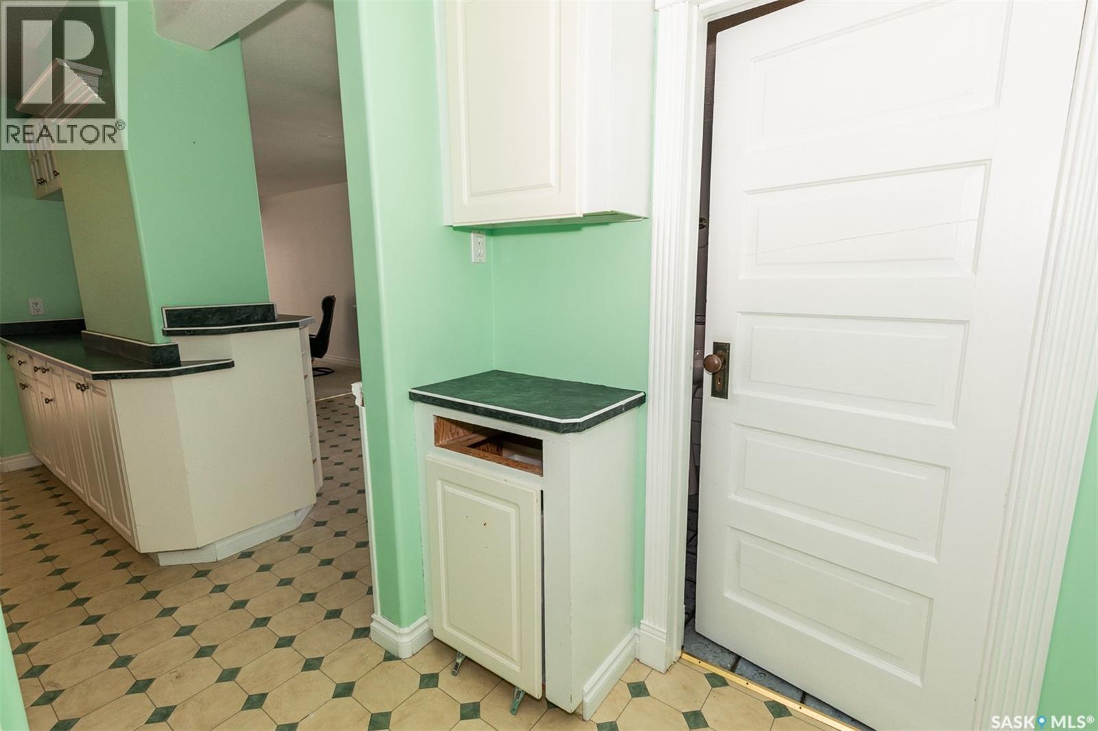 632 Saskatchewan Avenue, Kerrobert, SK - Indoor