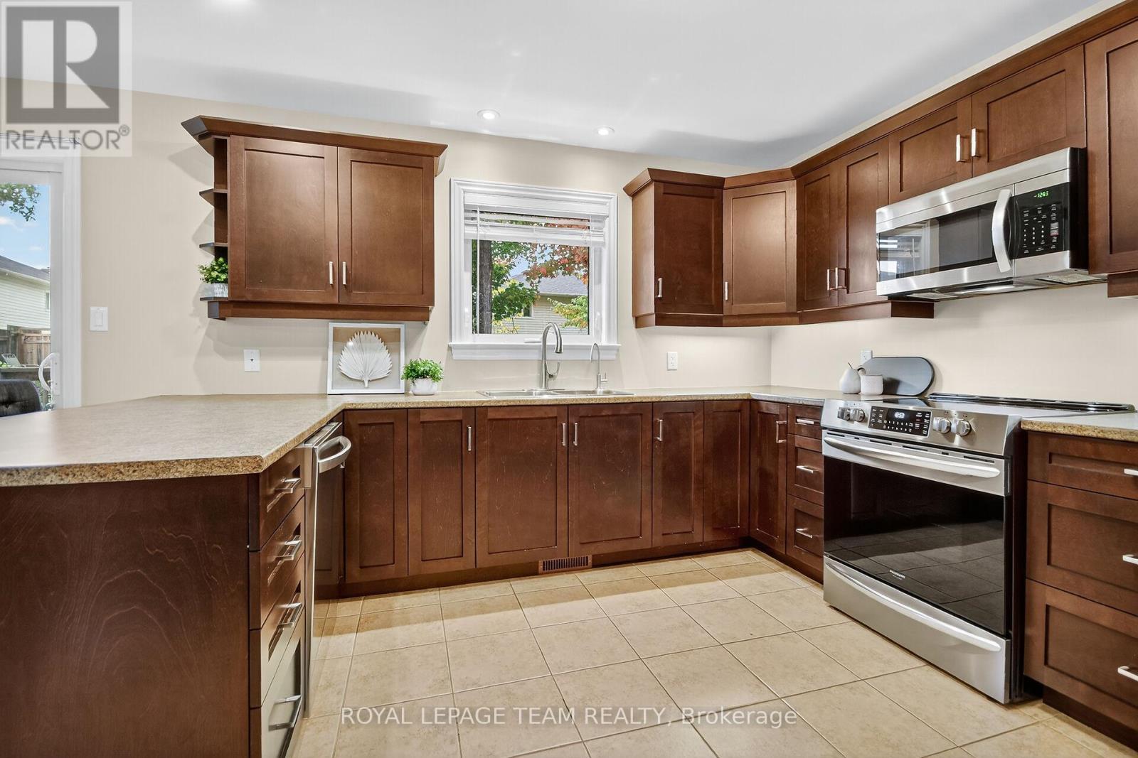 124 Comba Drive, Carleton Place, ON - Indoor Photo Showing Kitchen