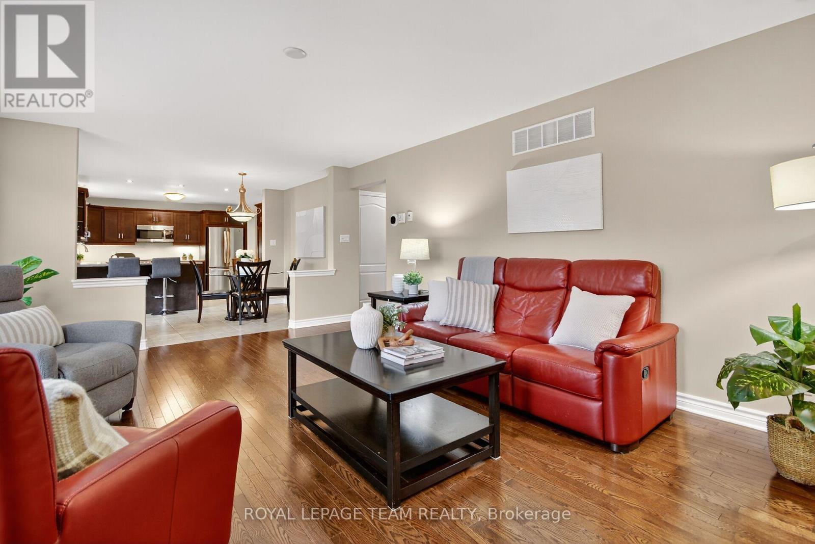 124 Comba Drive, Carleton Place, ON - Indoor Photo Showing Living Room