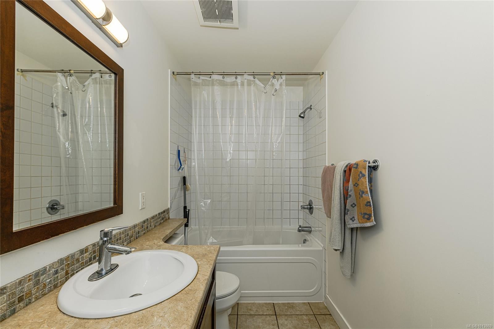 103-201 Nursery Hill Dr, View Royal, BC - Indoor Photo Showing Bathroom