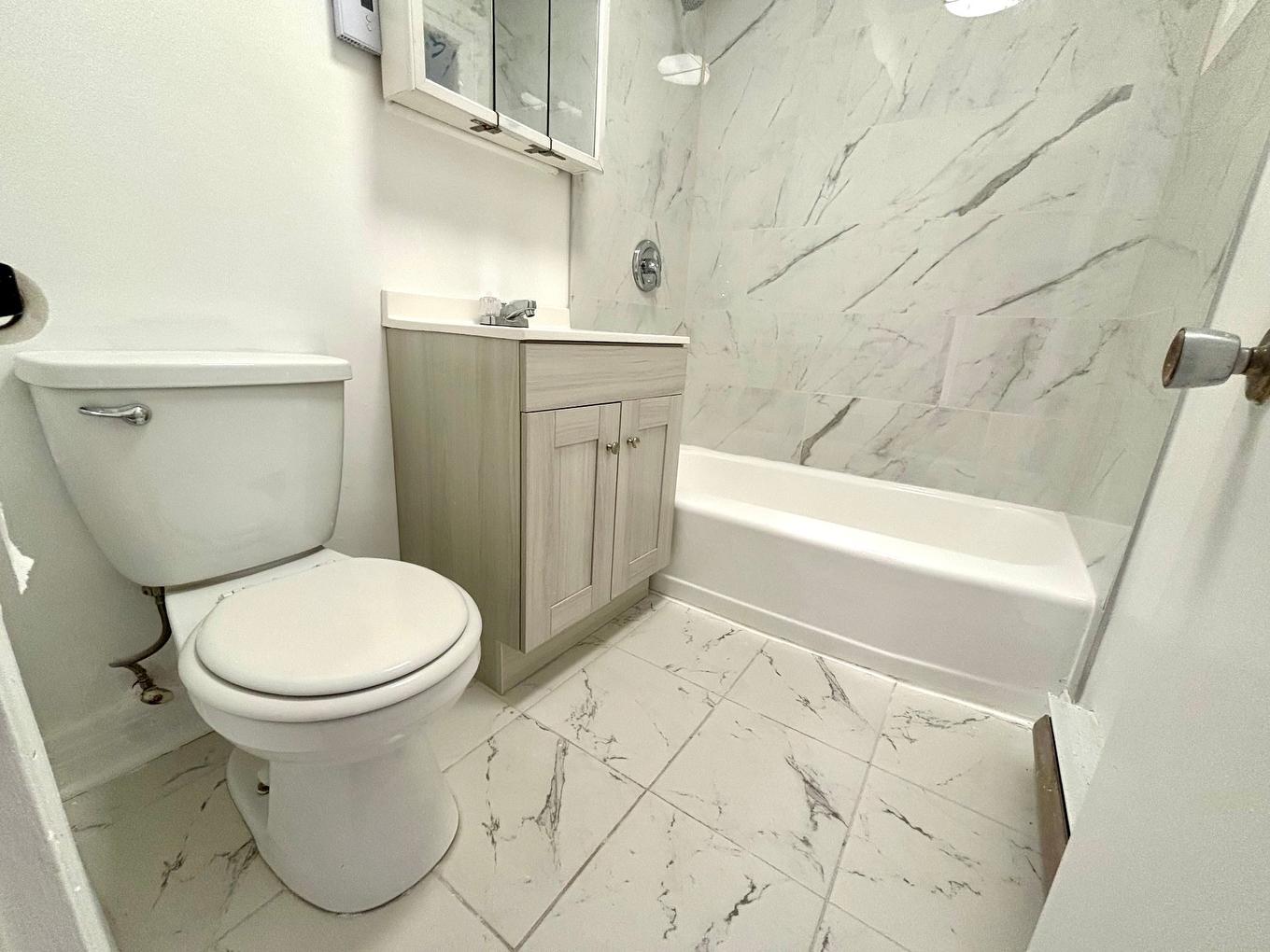 Bathroom - 4-4570 Rue Bélanger, Montréal (Rosemont/La Petite-Patrie), QC - Indoor Photo Showing Bathroom