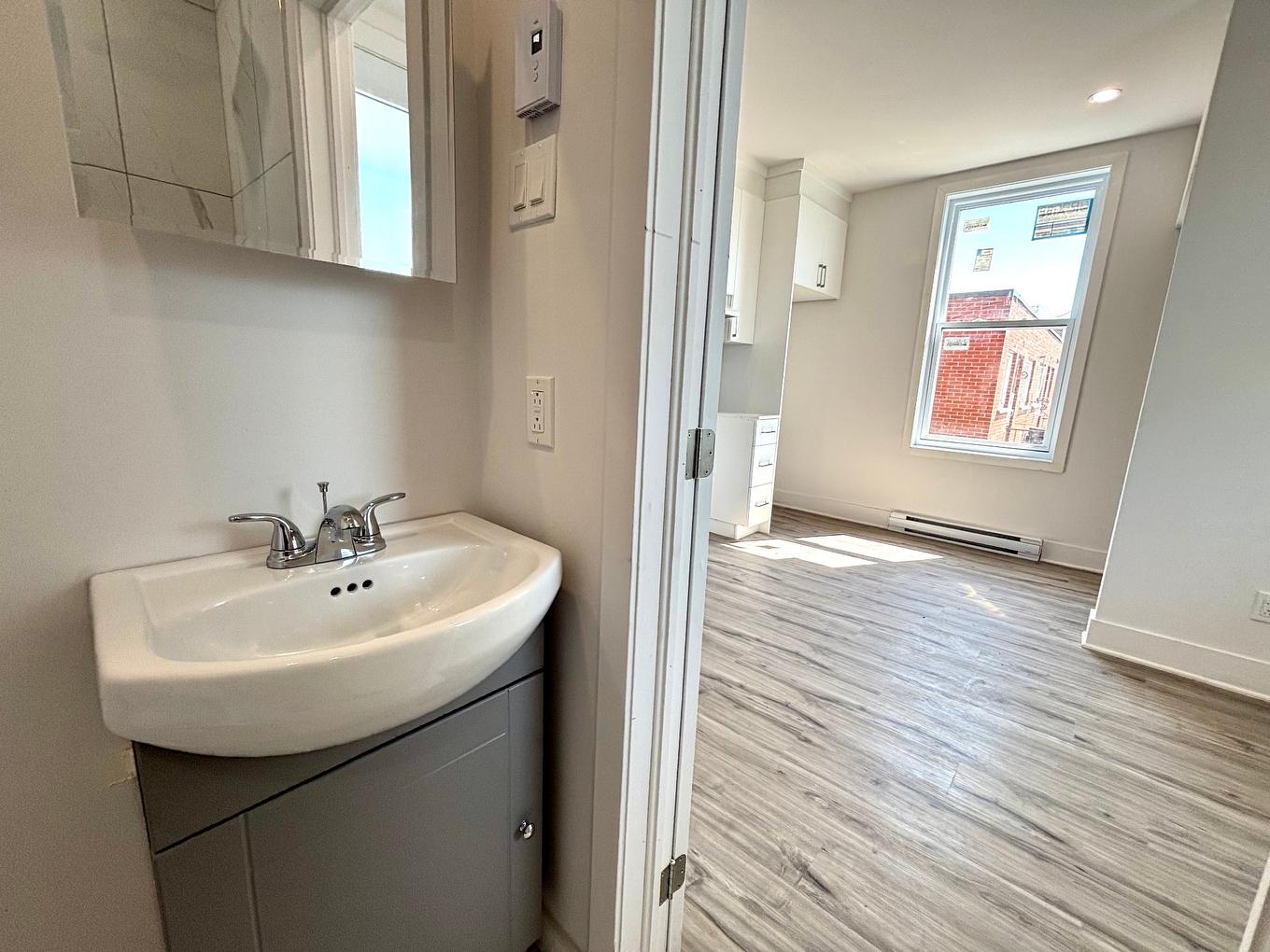 Bathroom - 2138-Boul. Grand, Montréal (Côte-Des-Neiges/Notre-Dame-De-Grâce), QC - Indoor Photo Showing Bathroom