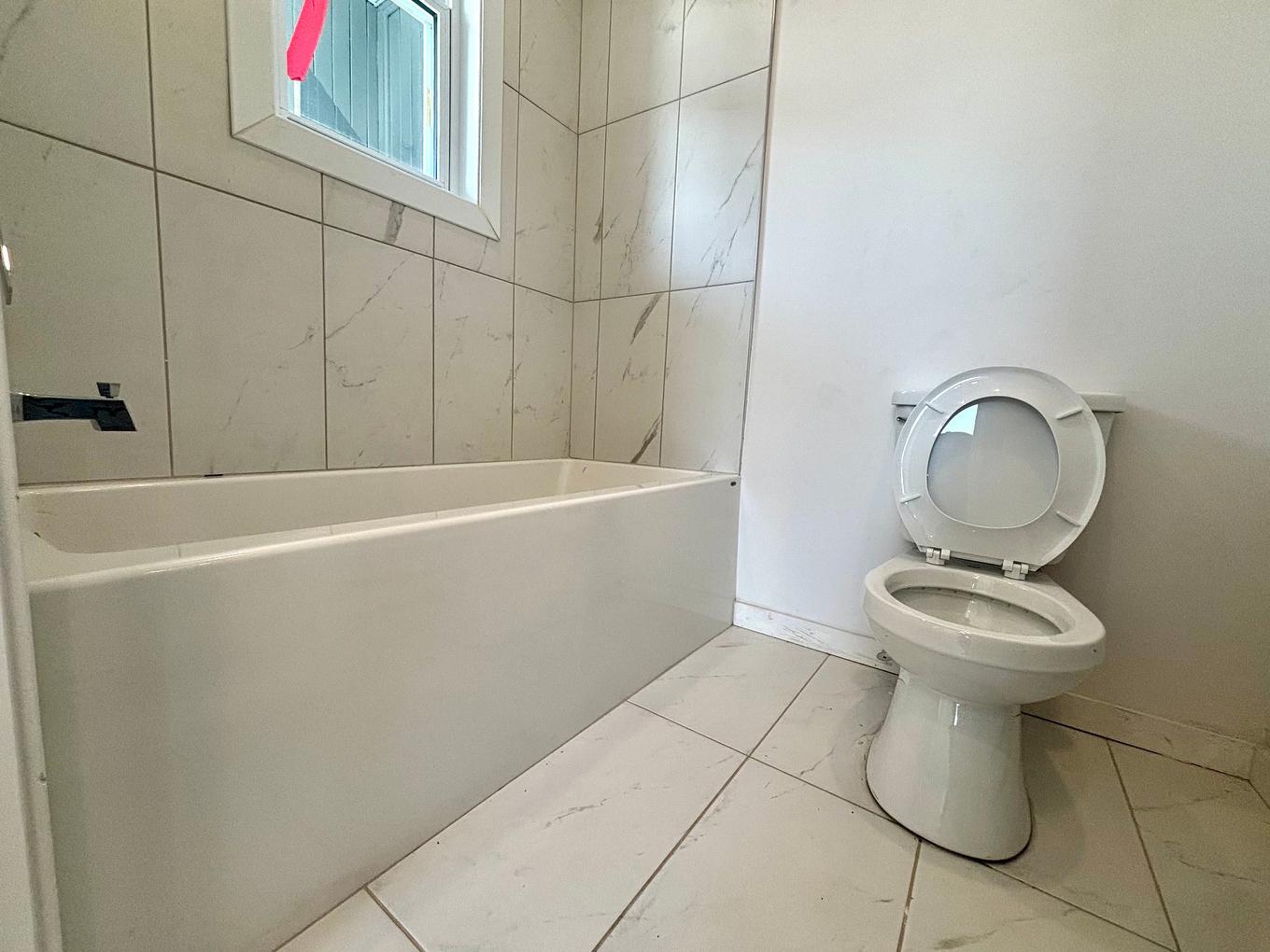 Bathroom - 2138-Boul. Grand, Montréal (Côte-Des-Neiges/Notre-Dame-De-Grâce), QC - Indoor Photo Showing Bathroom