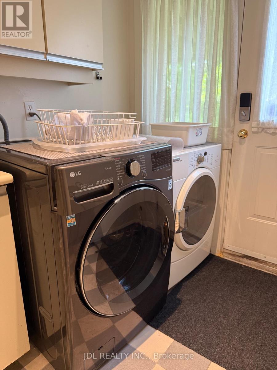 Bsmt - 9 Finchgate Court, Toronto, ON - Indoor Photo Showing Laundry Room