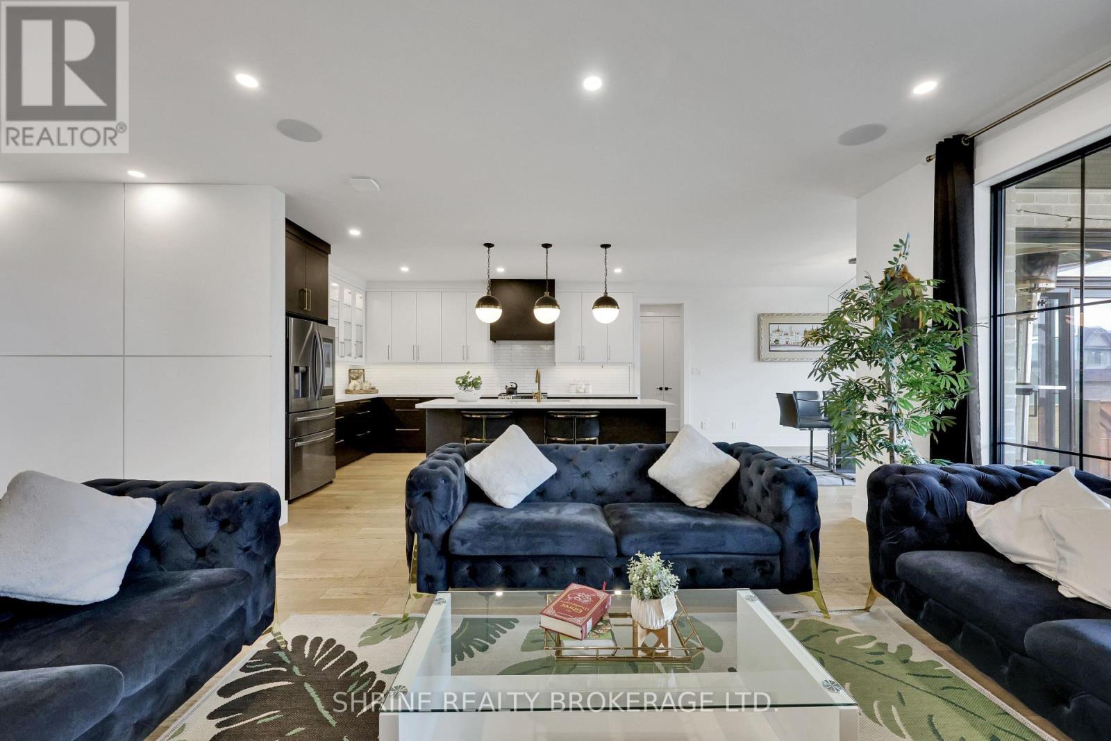 1866 Fountain Grass Drive, London South (South B), ON - Indoor Photo Showing Living Room