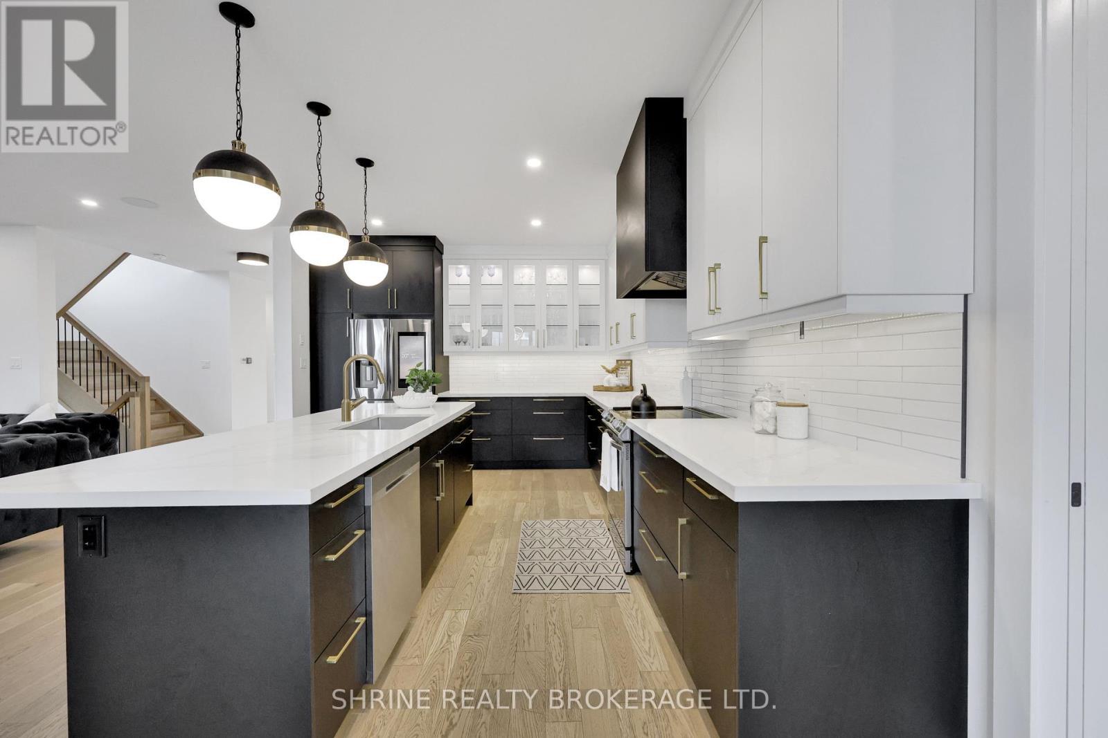 1866 Fountain Grass Drive, London South (South B), ON - Indoor Photo Showing Kitchen With Upgraded Kitchen
