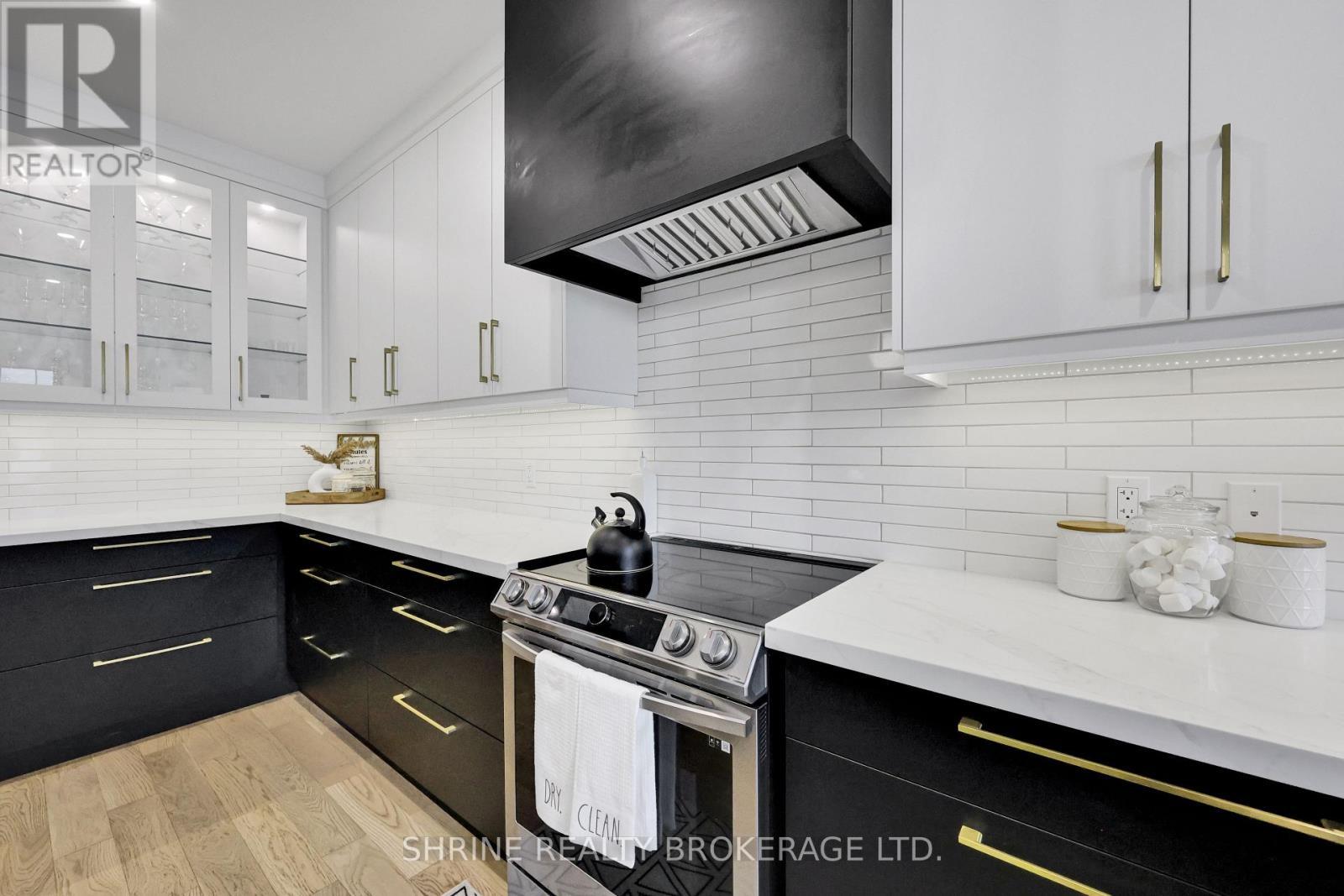 1866 Fountain Grass Drive, London South (South B), ON - Indoor Photo Showing Kitchen With Upgraded Kitchen