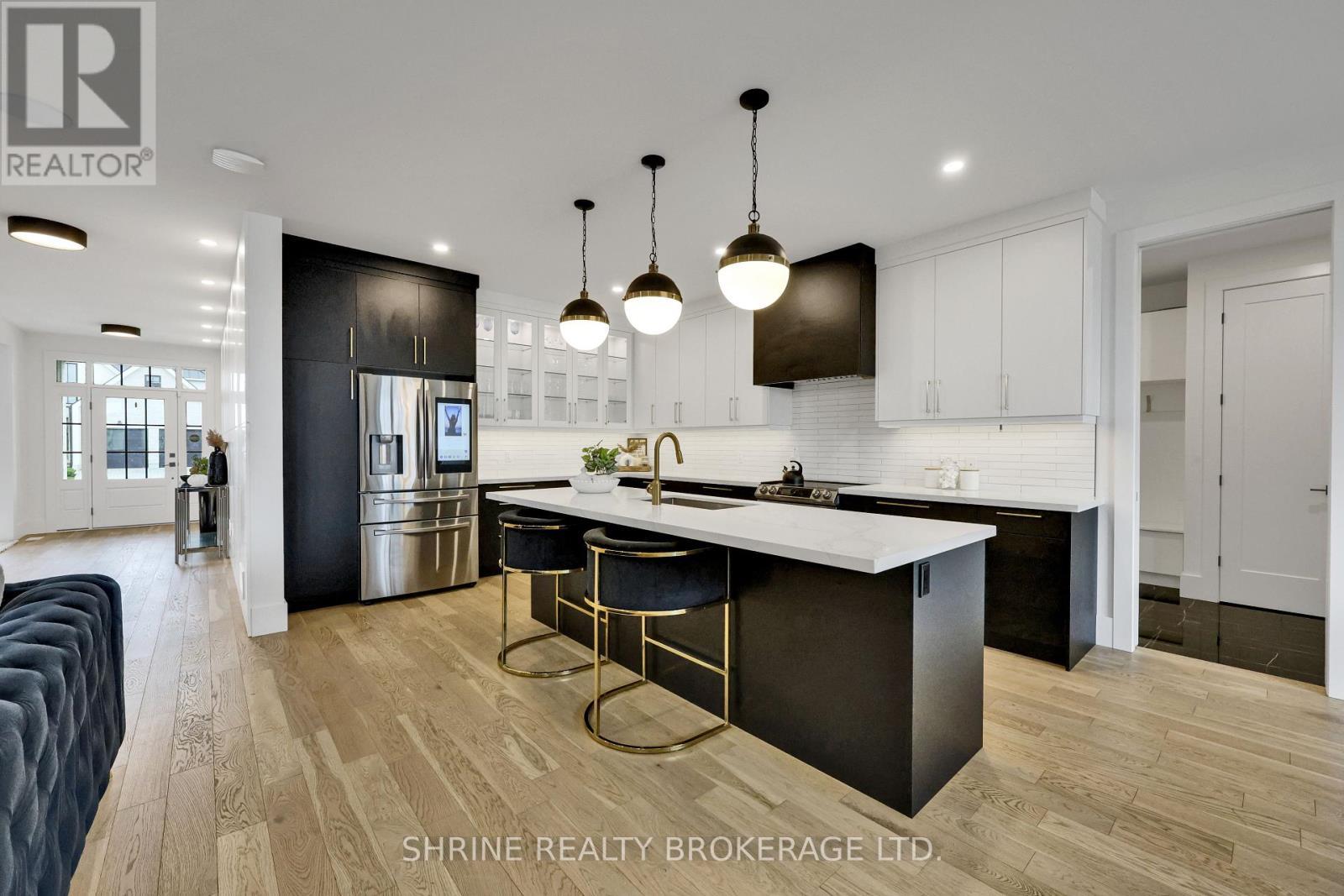 1866 Fountain Grass Drive, London South (South B), ON - Indoor Photo Showing Kitchen With Upgraded Kitchen