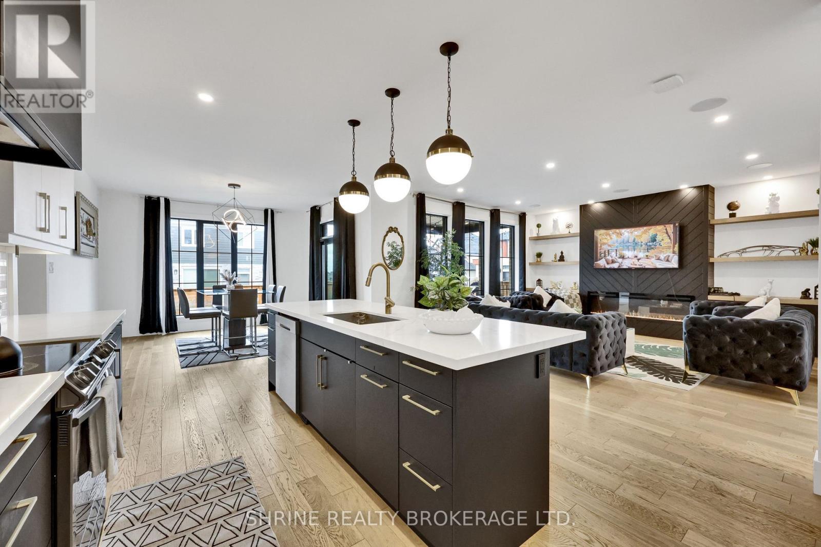1866 Fountain Grass Drive, London South (South B), ON - Indoor Photo Showing Kitchen With Upgraded Kitchen