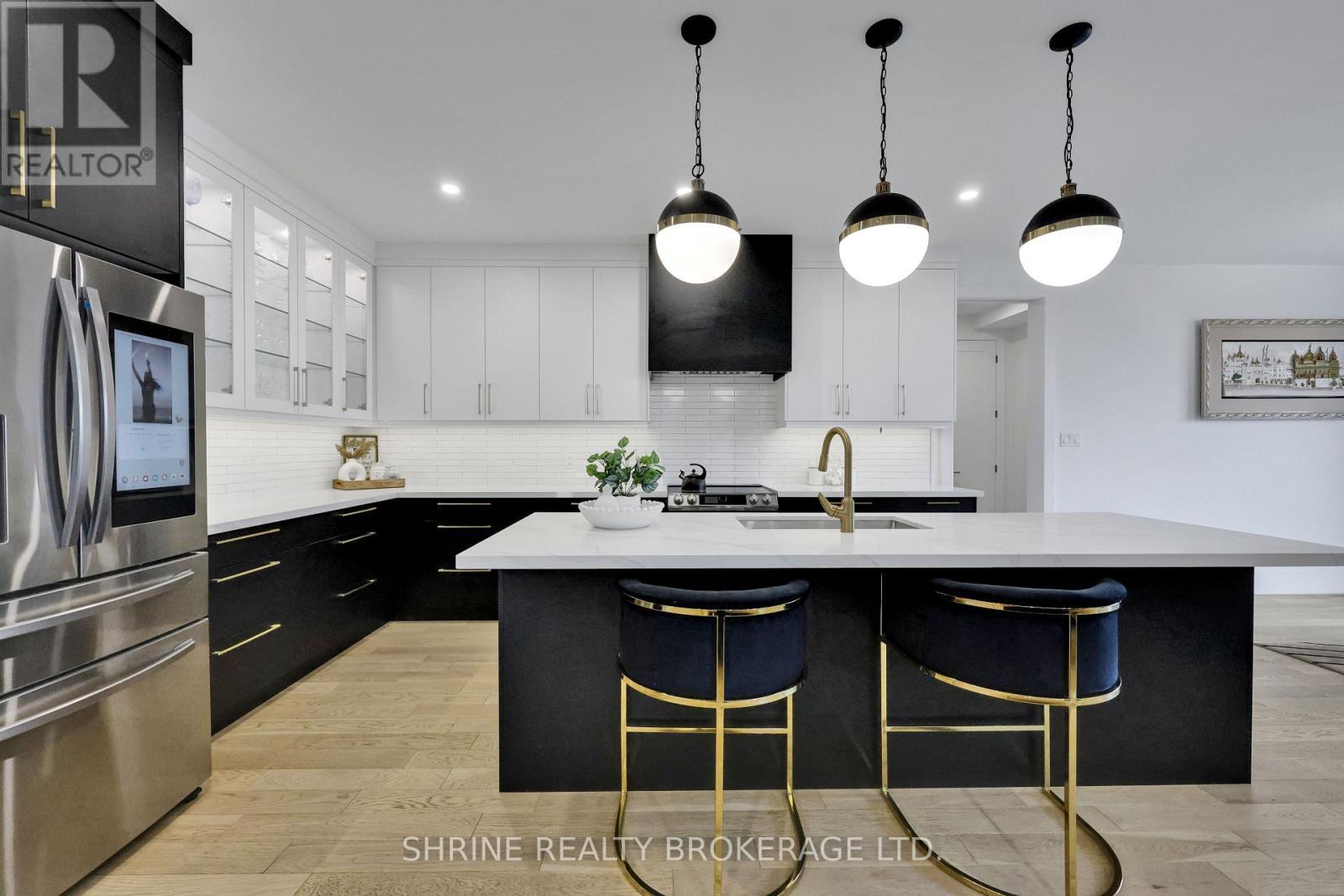 1866 Fountain Grass Drive, London South (South B), ON - Indoor Photo Showing Kitchen With Upgraded Kitchen