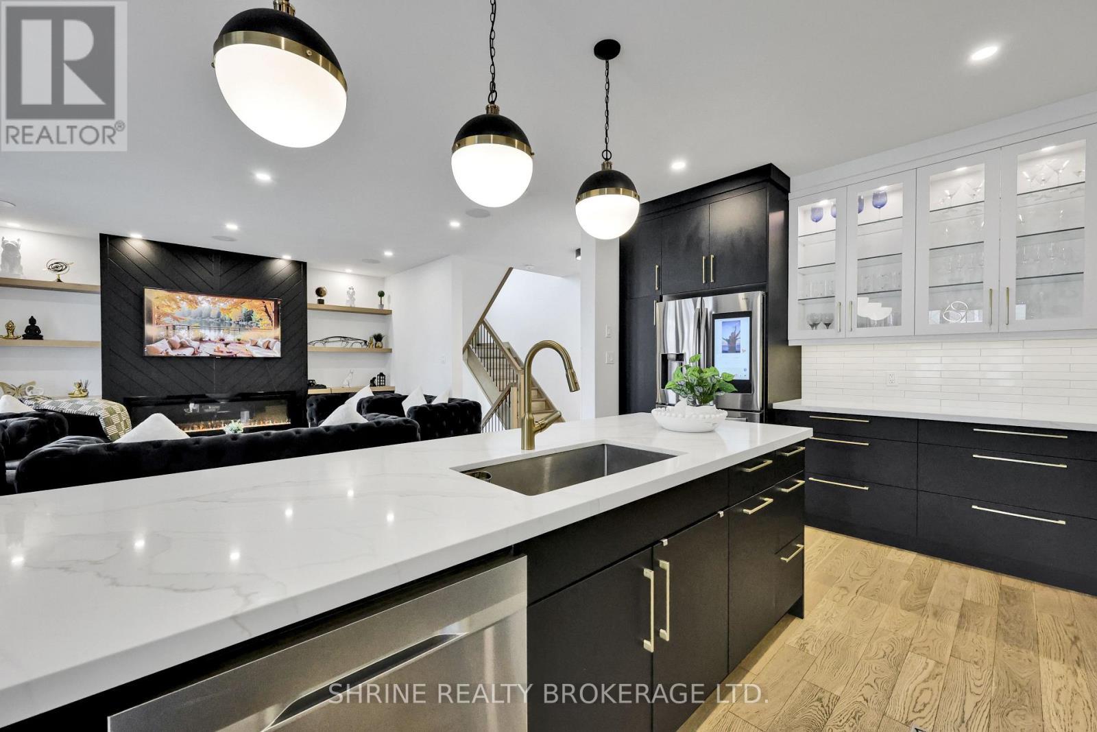 1866 Fountain Grass Drive, London South (South B), ON - Indoor Photo Showing Kitchen With Upgraded Kitchen