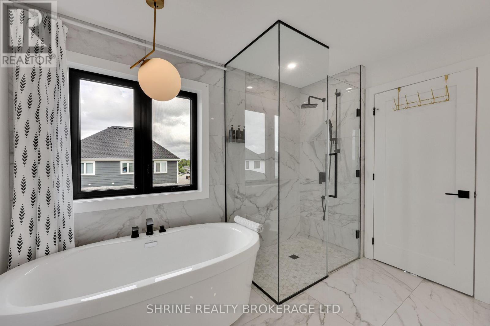 1866 Fountain Grass Drive, London South (South B), ON - Indoor Photo Showing Bathroom